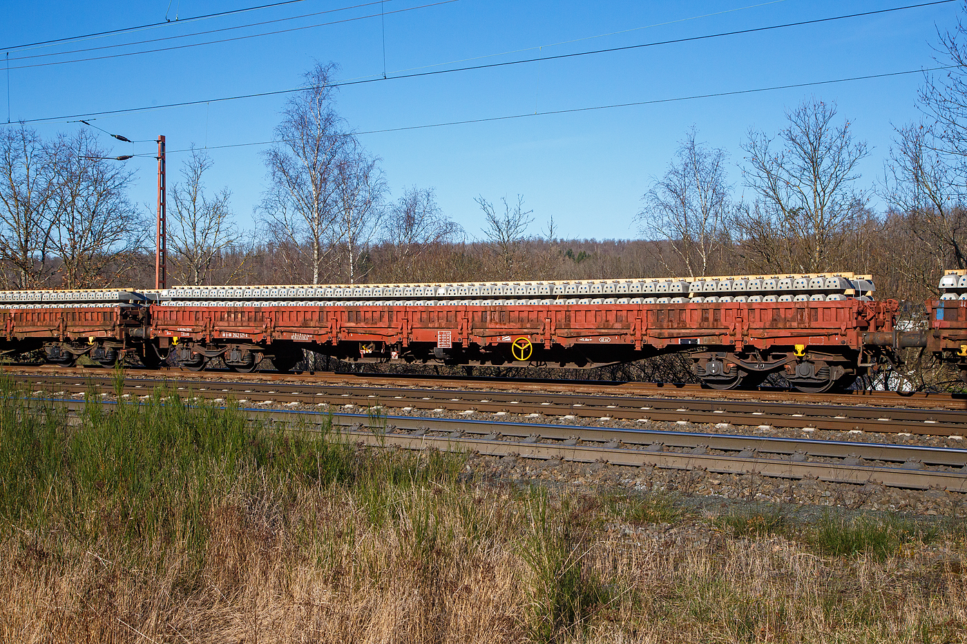 Vierachsiger Drehgestell-Flachwagen, mit Seiten- und Stirnwandklappen und mit Rungen, 31 80 3942 786-5 D-DB, der Gattung Res 677 (ex DR Res 3936), der DB Cargo Deutschland AG, im Zugverband am 07.02.2023 bei der Zugdurchfahrt in Rudersdorf (Kr. Siegen), beladen Betonschwellen.

In den Jahren 1977/78 liefert Waggonbau Niesky Res-Wagen an die DR – Deutsche Reichsbahn, sie werden als Res [3936] bezeichnet. Im Jahr 1994 werden die von der DB AG übernommenen Wagen  in Res 677 umgezeichnet.

Mit einer Ladelänge von 18,50 m dienen diese Wagen zur Beförderung von schweren Walzprofilen und von anderen sperrigen und schweren Gütern sowie Fahrzeugen und Schüttgütern. Das Untergestell ist als Schweißkonstruktion unter Verwendung von Walzprofilen und Blechen ausgebildet. Für alle tragenden Bauteile wurde Stahl der Güte St 52-3 verwendet. Der Wagen ist mit zwei Stirnwandklappen und mit 18 Seitenwandklappen ausgerüstet. Die Klappen sind in Stahlausführung hergestellt. Die Stirnwandklappen können mit Fahrzeugen bis zu einer Radkraft von 50 kN (5 t) befahren werden. Der Wagen ist auf jeder Wagenlängsseite mit 8 Drehrungen und 8 versenkbaren Gleitrungen ausgerüstet. An jeder Wagenstirnseite sind zwei Fallrungen angeordnet. Der Fußboden besteht aus 56 mm dicken Kiefernholzbohlen. Er kann mit Fahrzeugen bis zu einer Radkraft von 50 kN befahren werden. Der Wagen hat keine Ladeschwellen. Mit heruntergeklappten Seitenwänden kann der Wagen nur mit Lademaßüberschreitung befördert werden. Der Wagen ist mit einer vom Boden aus bedienbaren Feststellbremse ausgerüstet, die auf alle 4 Radsätze wirkt.

TECHNISCHE DATEN:
Spurweite: 1.435 mm (Normalspur)
Gattung/Bauart: Res 677 (ex DR Res 3936)
Anzahl der Achsen: 4 in 2 Drehgestellen
Länge über Puffer: 19.900 mm
Drehzapfenabstand:  14.860 mm
Achsabstand in den Drehgestellen: 1.800 mm
Eigengewicht: 24.500 kg
Ladelänge: 18.500 mm
Ladefläche: 48,8 m²
Höhe Fußboden: 1.247 mm
Maximale Ladegewicht: 55,5 t (Streckenklasse C)
Höchstgeschwindigkeit: 100 km/h (beladen) / 120 km/h (leer)
Kleinster befahrbarer Gleisbogenhalbmesser: R 35 m
Feststellbremse: ja
Bremse: KE-GP (LL)
Bremssohle: IB 116
Intern. Verwendungsfähigkeit:  RIV