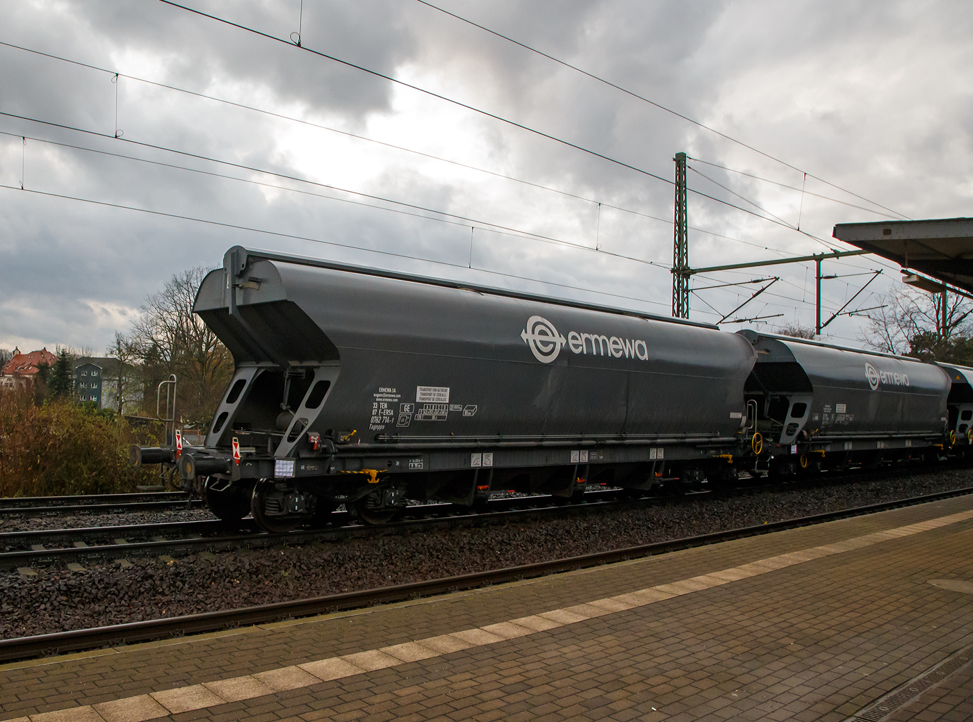 Vierachsiger Drehgestell-Schüttgutwagen mit Schwenkdach und dosierbarer Schwerkraftentladung für Getreide bzw. gedeckter 101 m³ Trichtermittenentladewagen, der Gattung Tagnpps, hier 33 87 0762 714-1 F-ERSA des Wagonvermieters Ermewa Holding SA, am 07.12.2022 im Zugverband bei einer Zugdurchfahrt im Bahnhof Dresden-Strehlen. 

Diese Wagen haben ein Hub-Schwenkdach und besitzen drei Auslauftrichter zur dosierbareren Schwerkraftentladung. Die Getreidewagen sind ausschließlich für den Transport von Getreide (Cereales) bestimmt.

TECHNISCHE DATEN:
Spurweite: 1.435 mm
Länge über Puffer : 16.000 mm
Drehzapfenabstand: 10.960 mm
Achsabstand im Drehgestell: 1.800 mm
Eigengewicht: 21.000 kg
Höchstgeschwindigkeit:  100  km/h (beladen) / 120 km/h (leer)
Maximales Ladegewicht: 69,0 t (Streckenklasse D oder höher)
Kleinster bef. Gleisbogenradius: 35 m
Rauminhalt: 101 m³
Bremse: MH-GP-A (K)
Bremssohle: C 810
Intern. Verwendungsfähigkeit: TEN-GE

Die Bedeutung der Gattungs- und Kennbuchstaben (hier Tagnpps):
T - Wagen mit öffnungsfähigem Dach 
a - mit vier Radsätzen
g - für Getreide
n - mit vier Radsätzen höchste Lastgrenze über 60 t
pp - mit Schwerkraftentladung, dosierbar, mittig, tiefliegend
s - Höchstgeschwindigkeit 100 km/h (beladen)