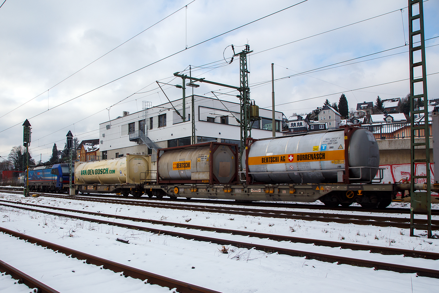 Vierachsiger Drehgestell-Taschenwagen für den Transport von Sattelaufliegern und Container 33 85 450 6 243-6 CH-HUPAC der Gattung Sdgnss (T4.0) der HUPAC Intermodal SA, im Zugverband am 21.01.2023 bei der Zugdurchfahrt in Niederschelden (Sieg), beladen mit zwei Tank-Container.
	
Dieser Wagen wurden bereits 2002 von Waggonfabrik Bombardier Niesky (heute ELH Waggonbau Niesky GmbH) gebaut. Die Entwicklung war von der Hupac AG, der T4.0 hat nun eine Ladelänge von 18.280 mm, die heute auch bei einteiligen 60'-Containertragwagen üblich ist.

TECHNISCHE DATEN:
Spurweite: 1.435 mm
Länge über Puffer: 19.740 mm
Drehzapfenabstand: 14.200 mm
Achsabstand im Drehgestellen: 1.800 mm
Ladelänge: 18.280 mm
Eigengewicht: 22.500 kg
Max. Zuladung bei Lastgrenze S: 67,5 t (ab Streckenklasse D)
Max. Zuladung bei Lastgrenze SS: 57,5 t (ab Streckenklasse B)
Max. Geschwindigkeit: 100 km/h / bei Lastgrenze SS und leer 120 km/h
Kleinster befahrbarer Gleisbogen: R 75 m
Feststellbremse: Ja
Intern. Verwendungsfähigkeit: RIV 
