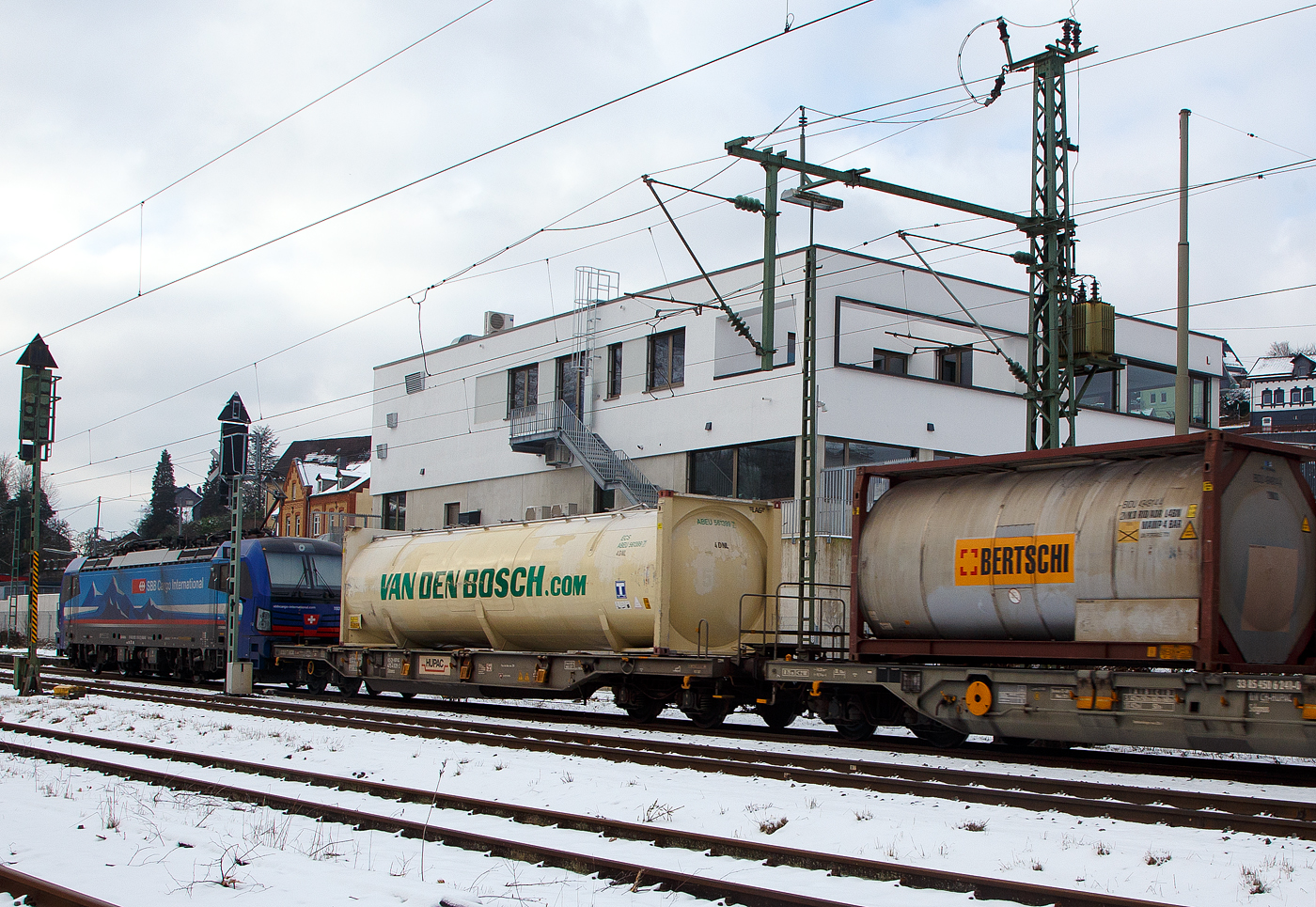 Vierachsiger Drehgestell-Taschenwagen f�r den Transport von Sattelaufliegern und Container 83 85 4754 828-2 CH-HUPAC der Gattung Sdkmmss der HUPAC Intermodal SA, im Zugverband am 21.01.2023  bei der Zugdurchfahrt in Niederschelden (Sieg), beladen mit einem Tank-Container.
	
Dieser Wagen wurden bereits 1984 von Waggonfabrik Talbot in Aachen gebaut.

TECHNISCHE DATEN:
Spurweite: 1.435 mm
L�nge �ber Puffer: 18.040 mm
Drehzapfenabstand: 13.000 mm
Achsabstand im Drehgestellen: 1.800 mm
Max Ladel�nge: 1 Sattelanh�nger  (16.600 mm f. Container und Wechselbeh�lter)
Eigengewicht: ca. 20.000 kg 
Max. Zuladung bei Lastgrenze S: 60,0  t (ab Streckenklasse C)
Max. Zuladung bei Lastgrenze SS: 52,0  t (ab Streckenklasse B)
H�chstgeschwindigkeit: 100 km/h (Lastgr. S) / 120 km/h (Lastgr. SS und leer)
Bremse: O-GP-A
Kleinster befahrbarer Gleisbogen: R 75 m
Intern. Verwendungsf�higkeit: Privatwagen

