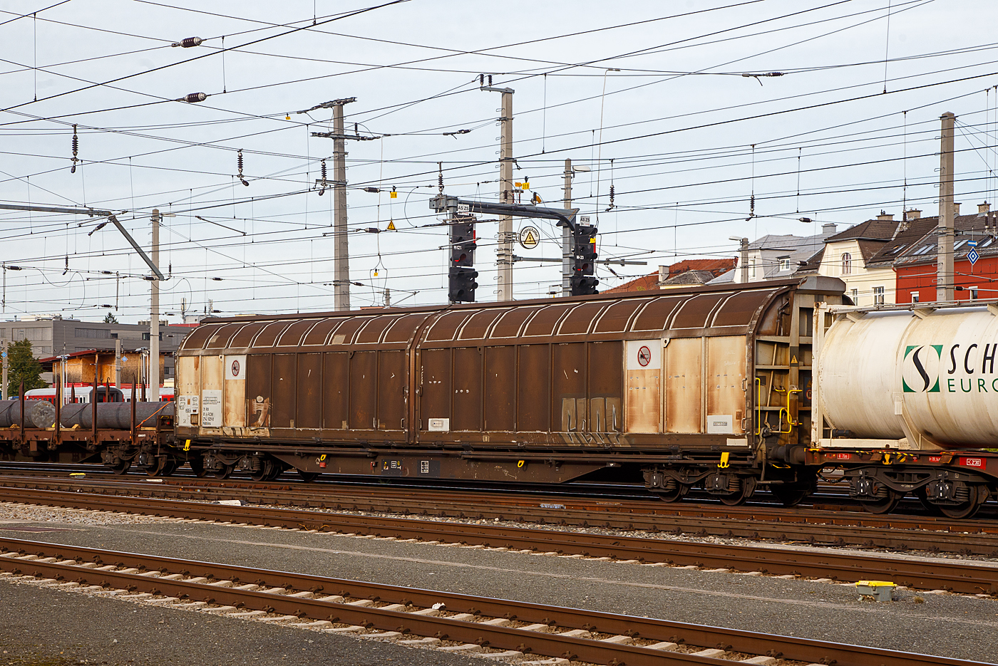 Vierachsiger gedeckter Drehgestell-Großraumschiebewandwagen, 31 81 2742 021-0 A-RCW, der Gattung Habbiins, der Rail Cargo Austria (zur ÖBB), am 12.09.2022 im Zugverband bei einer Zugdurchfahrt im Hbf Salzburg.

TECHNISCHE DATEN:
Gattungskennzahl: 2742
Spurweite: 1.435 mm
Länge über Puffer : 23.200 mm
Drehzapfenabstand: 17.700 mm
Achsabstand im Drehgestell:  1.800 mm
Eigengewicht: 26.000 kg
Ladelänge: 22.000 mm
Ladebreite: 2.840 mm
Ladefläche: 62,4 m²
Rauminhalt: 167 m³
Breite d. Seitentürenöffnung: 10.810 mm
Max. Zuladung: 55,5 (Streckenklasse C), 63,5 t (ab Streckenklasse D)
Max. Geschwindigkeit: 100 km/h (beladen) 
Kleinster befahrbarer Gleisbogen: R 60 m
Intern. Verwendungsfähigkeit: RIV

Die Bedeutung der Gattungs- und Kennbuchstaben (hier Habbiins): 
H – Gedeckter Wagen in Sonderbauart
a - mit vier Radsätzen
bb - bei mit vier o. mehr Radsätzen Ladelänge mindestens 22 m
ii - mit hochfesten, öffnungsfähigen Seiten-, Schiebewänden
n - mit vier Radsätzen höchste Lastgrenze über 60 t
s - lauffähig bis 100 km/h