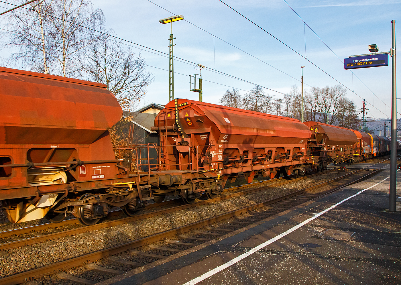 Vierachsiger gedeckter Drehgestell-Schüttgutwagen mit dosierbarer Schwerkraftentladung, 31 80 0835 022-1 D-DB, der Gattung Tads 961, der DB Cargo AG am 18.01.2023 im Zugverband bei einer Zugdurchfahrt in Scheuerfeld (Sieg).

Die Wagen sind geeignet für den Transport von witterungsempfindlichen Schüttgütern. Die Ladegüter sind z.B. Quarzsand, Dolomit, Anthrazit, Gipsstein, Kalk, Holzpellets, Petrolkoks, Kaolin und Paraffine. Die Beladung erfolgt über ein einteiliges Schwenkdach. Sie besitzen eine gleisseitige dosierbare Entladeeinrichtung. Die Wagen sind für den Transport von Quarzsand mit speziellen Dichtungen an den Auslaufrutschen ausgestattet.

Die Wagen der Bauart Tads 961 sind durch Umzeichnung aus der Bauart Tads 958 hervorgegangen. Der Wagen dient wegen seiner besonderen Schieberabdichtung dem Transport von feinkörnigen, nässeempfindlichen Schüttgütern, besonders für Quarzsand. Der Transport grobkörniger oder kantiger, schwerer Güter (z. B. Kies, Schlacke, Schotter) ist wegen einer möglichen Beschädigung der Innenbeschichtung nicht zulässig.

Das Untergestell ist eine Schweißkonstruktion aus Walzprofilen und Blechen und ist mit dem Wagenkasten verschweißt. Der trichterförmige Wagenkasten besteht aus vier Trichtern und ist als Schweißkonstruktion ausgeführt. Die Trichter sind durch Querwände getrennt und weisen eine Neigung von 48° auf. Innen ist der Wagenkasten mit einer Epoxidharzbeschichtung versehen. Die Entleerung des Wagens erfolgt über acht einzeln bedienbare Wölbschieber. Die Wölbschieber können in Abständen von 25 mm arretiert werden. Unter jedem Wölbschieber befinden sich eine feste und eine klappbare Auslaufrutsche. Die Beladung ist nur über das öffnungsfähige Dach aus Hochbunkern oder mit Förderbändern zugelassen. 

Der Wagen ist mit einem einschaligen Hubschwenkdach ausgerüstet. Im geschlossenen Zustand ist das Dach gegen unbeabsichtigtes Verschwenken gesichert. Ein Verschieben des Wagens mit geöffnetem Dach ist nicht zulässig. Das Entfernen von Ladegutresten in der Be- oder Entladestraße ist nur durch leichte Gummihammerschläge auf die äußeren Behälterwandungen gestattet oder durch den Einsatz von Pressluftlanzen im Laderaum.

TECHNISCHE DATEN:
Hersteller: Arbel Douai, Frankreich, heute AFR Titagarh
Baujahr: 1976 (Umzeichnung 2003 – 2007)
Spurweite: 1.435 mm
Länge über Puffer : 19.040 mm
Drehzapfenabstand: 14.000 mm
Achsabstand im Drehgestell: 1.800 mm
Laufraddurchmesser: 920 mm (neu)
Beladeöffnung: 14.614 x 1.200 mm
Eigengewicht: 26.150 kg
Höchstgeschwindigkeit:  100  km/h (beladen) / 120 km/h (leer)
Maximales Ladegewicht: 53,5 t (Streckenklasse C oder höher)
Kleinster bef. Gleisbogenradius: 75 m
Rauminhalt: 66,5 m³
Bremse: KE-GP-A 
Intern. Verwendungsfähigkeit: RIV

Die Bedeutung der Gattungs- und Kennbuchstaben (hier Tads):
T - Wagen mit öffnungsfähigem Dach 
a - mit vier Radsätzen
d - mit Schwerkraftentladung, dosierbar, wahlweise zweiseitig, hochliegend
s - Höchstgeschwindigkeit 100 km/h (beladen)