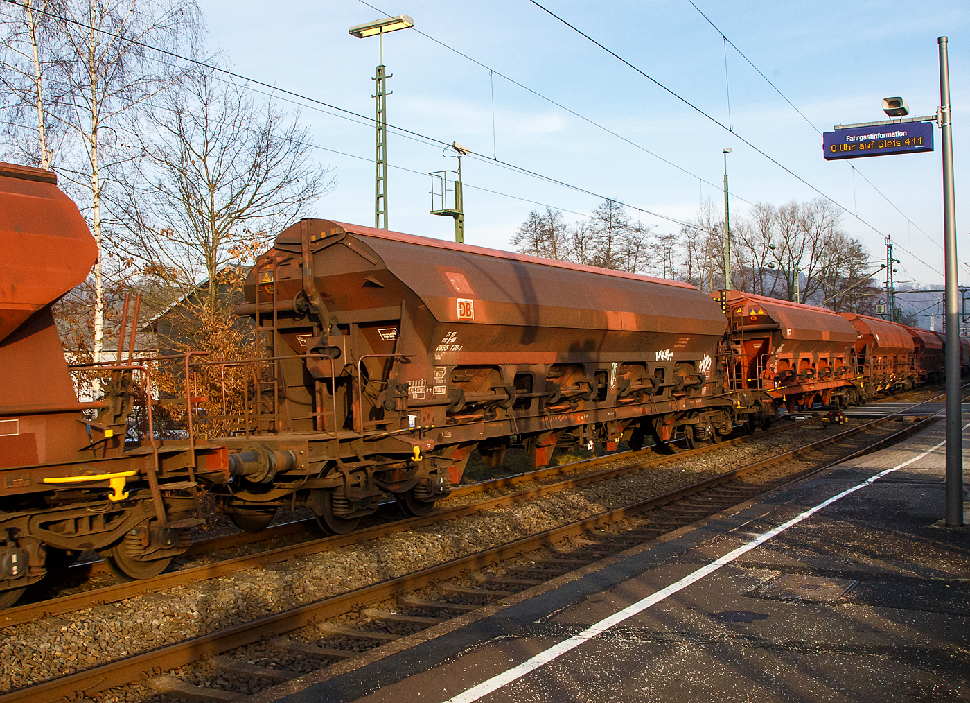 Vierachsiger gedeckter Drehgestell-Schüttgutwagen mit dosierbarer Schwerkraftentladung, 31 80 0835 120-3 D-DB, der Gattung Tads 961, der DB Cargo AG am 18.01.2023 im Zugverband bei einer Zugdurchfahrt in Scheuerfeld (Sieg).

Die Wagen sind geeignet für den Transport von witterungsempfindlichen Schüttgütern. Die Ladegüter sind z.B. Quarzsand, Dolomit, Anthrazit, Gipsstein, Kalk, Holzpellets, Petrolkoks, Kaolin und Paraffine. Die Beladung erfolgt über ein einteiliges Schwenkdach. Sie besitzen eine gleisseitige dosierbare Entladeeinrichtung. Die Wagen sind für den Transport von Quarzsand mit speziellen Dichtungen an den Auslaufrutschen ausgestattet.

Die Wagen der Bauart Tads 961 sind durch Umzeichnung aus der Bauart Tads 958 hervorgegangen. Der Wagen dient wegen seiner besonderen Schieberabdichtung dem Transport von feinkörnigen, nässeempfindlichen Schüttgütern, besonders für Quarzsand. Der Transport grobkörniger oder kantiger, schwerer Güter (z. B. Kies, Schlacke, Schotter) ist wegen einer möglichen Beschädigung der Innenbeschichtung nicht zulässig.

Das Untergestell ist eine Schweißkonstruktion aus Walzprofilen und Blechen und ist mit dem Wagenkasten verschweißt. Der trichterförmige Wagenkasten besteht aus vier Trichtern und ist als Schweißkonstruktion ausgeführt. Die Trichter sind durch Querwände getrennt und weisen eine Neigung von 48° auf. Innen ist der Wagenkasten mit einer Epoxidharzbeschichtung versehen. Die Entleerung des Wagens erfolgt über acht einzeln bedienbare Wölbschieber. Die Wölbschieber können in Abständen von 25 mm arretiert werden. Unter jedem Wölbschieber befinden sich eine feste und eine klappbare Auslaufrutsche. Die Beladung ist nur über das öffnungsfähige Dach aus Hochbunkern oder mit Förderbändern zugelassen. 

Der Wagen ist mit einem einschaligen Hubschwenkdach ausgerüstet. Im geschlossenen Zustand ist das Dach gegen unbeabsichtigtes Verschwenken gesichert. Ein Verschieben des Wagens mit geöffnetem Dach ist nicht zulässig. Das Entfernen von Ladegutresten in der Be- oder Entladestraße ist nur durch leichte Gummihammerschläge auf die äußeren Behälterwandungen gestattet oder durch den Einsatz von Pressluftlanzen im Laderaum.

TECHNISCHE DATEN:
Hersteller: Arbel Douai, Frankreich, heute AFR Titagarh
Baujahr: 1976 (Umzeichnung 2003 – 2007)
Spurweite: 1.435 mm
Länge über Puffer : 19.040 mm
Drehzapfenabstand: 14.000 mm
Achsabstand im Drehgestell: 1.800 mm
Laufraddurchmesser: 920 mm (neu)
Beladeöffnung: 14.614 x 1.200 mm
Eigengewicht: 26.480 kg
Höchstgeschwindigkeit:  100  km/h (beladen) / 120 km/h (leer)
Maximales Ladegewicht: 53,5 t (Streckenklasse C oder höher)
Kleinster bef. Gleisbogenradius: 75 m
Rauminhalt: 66,5 m³
Bremse: KE-GP-A 
Intern. Verwendungsfähigkeit: RIV

Die Bedeutung der Gattungs- und Kennbuchstaben (hier Tads):
T - Wagen mit öffnungsfähigem Dach 
a - mit vier Radsätzen
d - mit Schwerkraftentladung, dosierbar, wahlweise zweiseitig, hochliegend
s - Höchstgeschwindigkeit 100 km/h (beladen)
