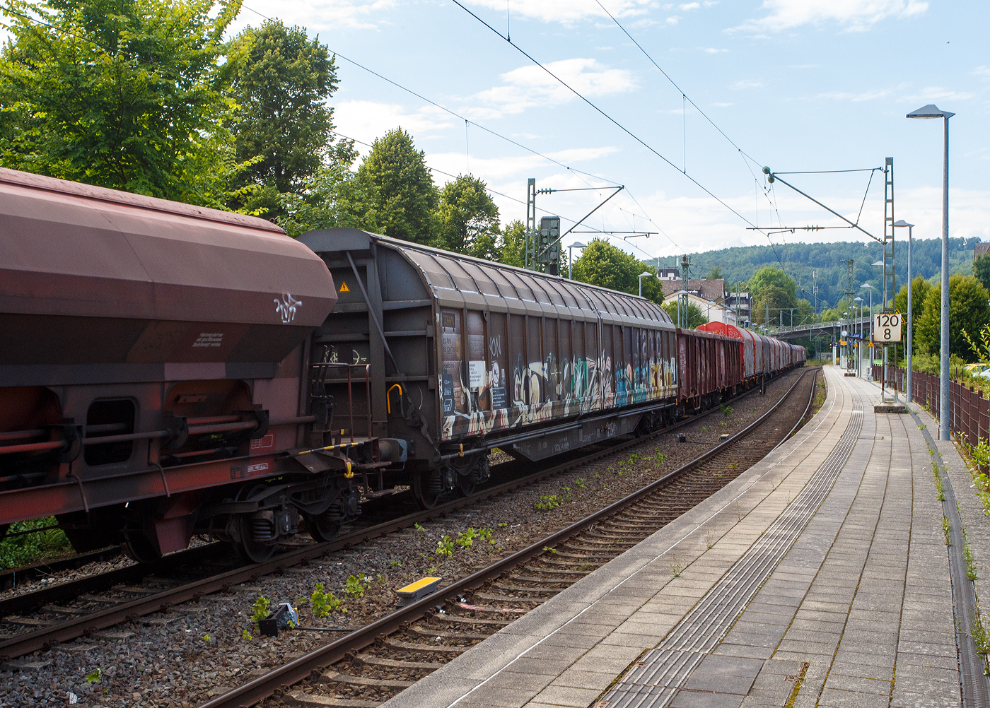 Vierachsiger, großräumiger Drehgestell-Schiebewandwagen der Gattung Habbiins 17, 33 85 2740 134-7 [P] CH-TWA, Gattung Habbiins 16 (TWA HB16), der TWA – Transwagon AG (Zug), am 24 Juli 2025 im Zugverband bei einer Zugdurchfahrt im Bahnhof Kirchen/Sieg. Leider sind solche Wagen immer sehr beschmiert.

Diese großräumigen Wagen sind mit Schiebewänden ausgerüstet, die von einer Person bewegt werden können. Im geöffneten Zustand ist der Zugang zur halben Ladefläche von beiden Seiten möglich. Das Be- und Entladen mit Gabelstaplern ist damit sowohl von einer Rampe als auch von ebener Erde möglich. Die Wagen sind für eine schonende Beförderung hochempfindlicher Güter verschiedener Art. Er bietet Platz für 63 Euro-Paletten (800 x 1.200 mm) oder 42 Industrie-Paletten (1.000 x 1.200 mm).

TECHNISCHE DATEN:
Spurweite: 1.435 mm (Normalspur)
Anzahl der Achsen: 4 (in zwei Drehgestellen)
Länge über Puffer: 23.264 mm
Drehzapfenabstand: 17.724 mm
Achsabstand im Drehgestell: 1.800 mm
Ladelänge: 22.000 mm
Ladebreite: 2.840 mm
Ladefläche: 62,4 m²
Laderaum: 167 m³
Fußbodenhöhe von SOK: 1.200 mm
Min. befahrbarer Kurvenradius: R= 60 m
Eigengewicht: 26.000 kg
Max. Ladegewicht: 64,0 t (ab Streckenklasse D)
Maximale Radsatzlast: 22,5 t
Schiebewandöffnung: 2 x 10.808 mm
Höchstgeschwindigkeit: 100 km/h (beladen) / 120 Km/h (leer)
Bauart der Bremse: KE-GP-A max. 59 t
Verwendungsfähigkeit: RIV (Regolamento Internazionale Veicoli)
