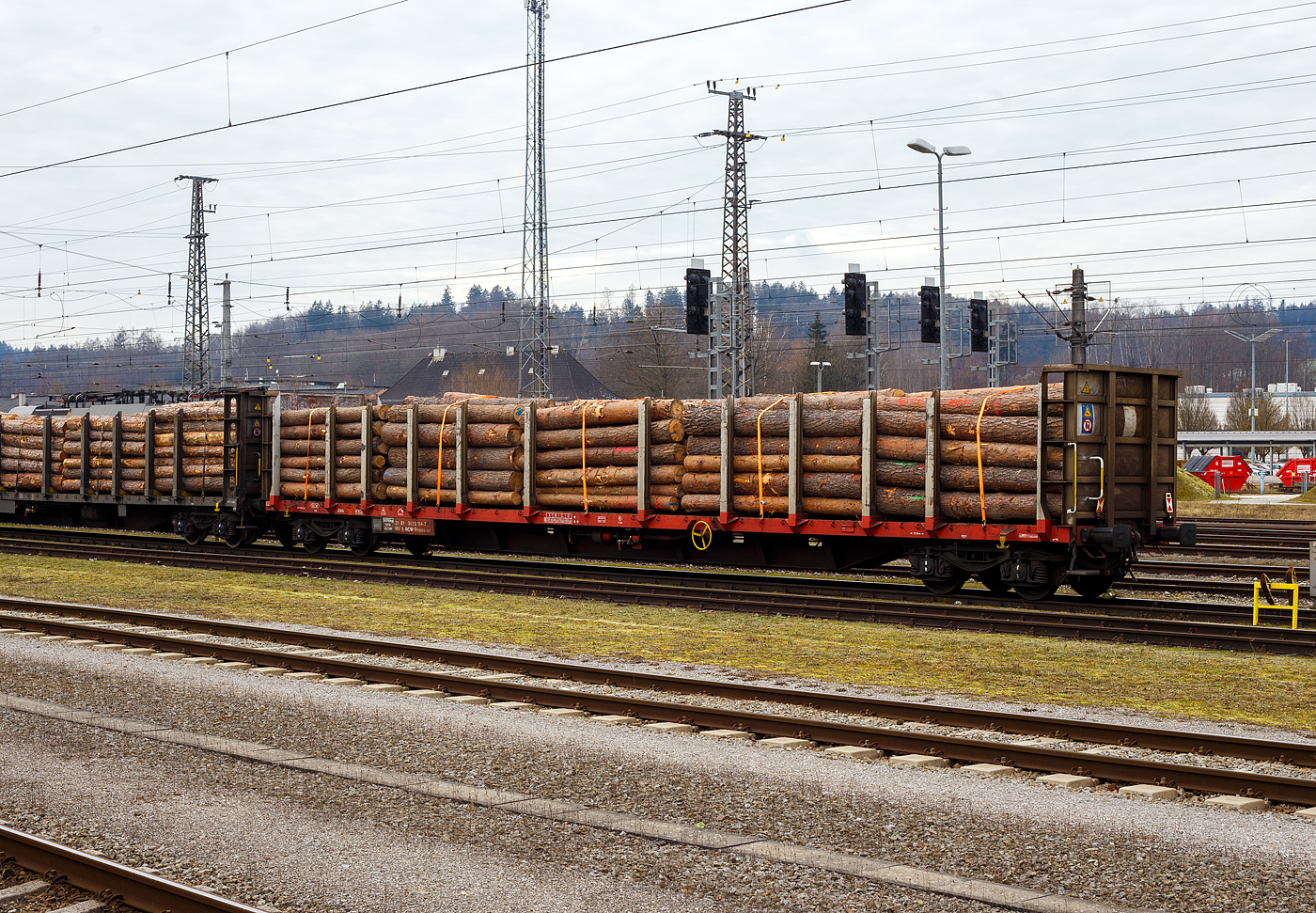 Vierachsiger Holztransportwagen (Drehgestellflachwagen mit Rungen und Stirnwänden) 31 81 3523 104-7 A-RCW, der Gattung Rnoos-uz, der Rail Cargo Austria (zur ÖBB), beladen mit Fichten-Rundholz, abgestellt am 14 Januar 2025 beim Bahnhof Attnang-Puchheim.

Die ÖBB bzw. Rail Cargo Group zählen in ihrem Fuhrpark mehrere für den Holztransport dienliche Wagenkonstruktionen. Als eine der jüngsten Bauarten mit Drehgestellen ist der Rungenwagen Rnoos-uz zu nennen. Dieser Wagentyp wurde eigens für die ÖBB beschafft, die im eigenen Lande noch, dank staatlicher Unterstützung, umfangreiche Holztransporte durchführt. Im Bestand befinden sich rd. 300 Wagen, die eine LüP von fast 23 Meter erreichen. Für die Verzurrung des Ladegutes mit Spanngurte oder ähnlichen sind im Wagenboden weitere Öffnungen vorgesehen. Dieser Wagen hat 11 Spanngurte und 10 fixen Rungenpaare.

Ein Wagen mit der Gattungsbezeichnung Rnoos-uz charakterisiert sich wie folgt:
R – Flachwagen in Regelbauart mit Drehgestellen
n – Lastgrenze > 60 t
oo – feste Stirnwände ≥ 2 m
s – geeignet für Züge bis 100 km/h
u – Ladelänge 20,7 m
z – Ladelänge 21 m (Rns)

TECHNISCHE DATEN:
Gattung: Rnoos-uz (Gattungskennzahl 3523)
Länge über Puffer: 22.760 mm
Drehzapfenabstand:17.610 mm
Achsanstand in den Drehgestellen: 1.800 mm
Ladelänge: 21.600 mm
Ladebreite: 2.580 mm
Ladefläche: 55,73 m²
Fußbodenhöhe: 1.193 mm
Wagenbreite: 2.930 mm
Rungenhöhe: 2.100 mm
Höchstgeschwindigkeit: 100 km/h 
Eigengewicht: 26.200 kg
Maximales Ladegewicht: 63,8 t (ab Streckklasse D)
Kleinster bef. Gleisbogenradius: R = 75 m
Bauart der Bremse: KE-GP-A max. 59 t (K) 
Bremssohle: C 810
Handbremse: Ja 
Intern. Verwendungsfähigkeit:  RIV
