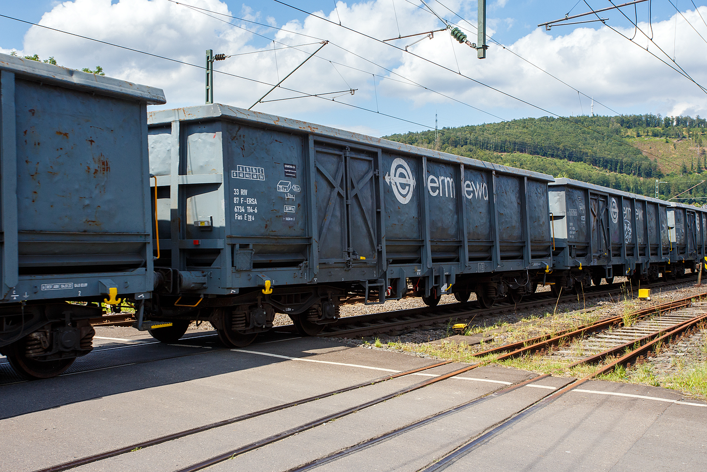 Vierachsiger offener Güterwagen E 78 in Sonderbauart, 33 87 6734 114-6 F-ERSA, der Gattung Fas E78 6, der französischen Vermietungsfirma ERMEWA SA, am 22 Juli 2024 im Zugverband bei einer Zugdurchfahrt in Niederschelden.

Die Gattung Fas ist eine Weiterentwicklung der Gattung Eaos (Offene Güterwagen in Regelbauart) mit verstärktem Wagenkasten und Bodenblech. Die Wagen besitzen einen Fußboden aus 12 mm dicken Stahlblech und haben einen durchgehenden Obergurt, zudem sind Bindemöglichkeiten für Wagendecken vorhanden. Dioe Wagen sind speziell für den Transport von Stahlschrott, Holzhackschnitzel, Schüttgüter mit Körnung grösser 20 mm konzipiert. Die Be-, und Entladung vom Ladegut kann auf üblicher Art und Weise (Elektromagnet, Greifer, et.) durchgeführt werden.

Bedeutung der Gattungs- und Kennbuchstaben:
F = Offener Wagen in Sonderbauart
a = Mit 4 Radsätzen
s = Höchstgeschwindigkeit 100 km/h (beladen nach Lastgrenzraster)

TECHNISCHE DATEN der Fas:
Spurweite: 1.435 mm (Normalspur)
Anzahl der Achsen: 4 (in 2 Drehgestellen)
Länge über Puffer: 14.040 mm
Drehzapfenabstand: 9.000 mm
Achsabstand im Drehgestell: 1.800 mm
Drehgestellbauart: Y25 Csm (SIG)
Laufraddurchmesser: 920 mm (neu)
Ladefläche: 35,3 m²
Laderaum:  73,8 m³
Ladelänge: 12.800 mm
Türöffnung (1 je Längsseite): 1.800 x 1.800 mm
Eigengewicht: 24.000 kg 
Höchstgeschwindigkeit: 100 km/h (beladen gem. Lastgrenzraster) / 120 km/h (leer)
Max. Ladegewichte: 56,0 t ab Streckenklasse C
Kleinster bef. Gleisbogenradius: 50 m
Bremse: Frein O ou (oder) Ch-Gp (LL)
Bremssohle: IB 116
Handbremse: teilweise
Intern. Verwendungsfähigkeit: RIV
