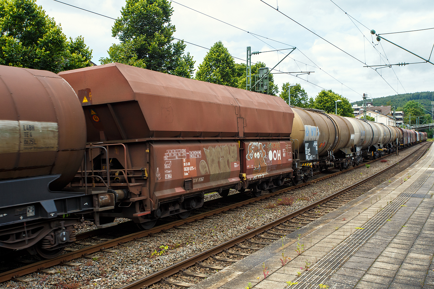Vierachsiger offener Schüttgutwagen mit schlagartiger Schwerkraftentladung und hydraulischem Klappenverschlusssystem, 81 80 6638 675-1D-DB, der Gattung Falns 183 der DB Cargo AG am 04 Juli 2024 im Zugverband bei einer Zugdurchfahrt im Bf Kirchen(Sieg).

In den Jahren 1981 bis 1992 werden von LHB, O&K, Talbot und Waggon Union Siegen insgesamt 3.623 Fals 183 (ab 1987 als Falns 183) geliefert. Die Wagen sind für schwere Schüttgüter geeignet.

Bei den Wagen ist die gleichzeitige Öffnung bzw. Schließung aller vier Klappen wird durch Betätigen eines Steuerventils entweder von der Wagenbühne oder vom Bunkersteg aus mit einem speziellen langstieligen Vierkantschlüssel möglich.

Das vollständig, überwiegend aus Walz- und Abkantprofilen in RSt 52-3 geschweißte Untergestell besteht aus den beiden seitlichen, winkelförmigen Langträgern, die durch Querträger, Hauptquerträger, Pufferträger und der Tragkonstruktion für die Aufnahme der Zugeinrichtung miteinander verbunden sind. Der Längssattel hat eine Neigung von 49° zur Waagerechten. Die Sattelstreben und -bleche bilden mit dem Untergestell eine stabile Tragkonstruktion. Für das Sattelblech wurde St 52-3 Cu 3 verwendet.

Der vollständig geschweißte Wagenkasten ist durch den Quersattel und der mittleren Trennwand in zwei gleich große Kammern unterteilt. Im unteren Bereich sind je Seite zwei große Auslauföffnungen vorhanden, die durch stabile Seitenklappen geschlossen werden. Der Wagenkasten ist überwiegend durch Hohlprofile ausgesteift. Die Ecken sind durch große Eckfüllbleche ausgerundet. Für sämtliche Bleche wurde St 52-3 Cu 3 verwendet.

Das Öffnen und Schließen der Klappen erfolgt über einen hydraulisch angetriebenen Daumenwellenverschluss. Die vier Seitenklappen werden gleichzeitig hydraulisch geöffnet oder geschlossen. Der für die hydraulischen Einrichtungen benötigte Öldruck wird von einer Radsatzpumpe während der Fahrt (nach ca. 4 km Fahrweg mit mind. 10 km/h ist der Speicher aufgeladen) in einen Gasdruckspeicher gefördert. Für das Öffnen und Schließen der Klappen durch die hydraulischen Einrichtungen sind zwei Betätigungsmöglichkeiten vorgesehen:
• Betätigung der hydraulischen Steuereinrichtung mit einem langstieligen Vierkantschlüssel nach DIN 25 255 von einem seitlichen Bedienungsgang der Bunkeranlage.
• Steuerungsbetätigung von der Wagenendbühne mittels einer an der Wagenstirnwand angeordneten Hand-Steuereinrichtung. Bei Ausfall der Speicheranlage kann der erforderliche Öldruck zum Öffnen oder Schließen durch eine Handpumpe erzeugt werden.

Zur Prüfung, ob die Klappen ordnungsgemäß verschlossen sind, dient eine in Wagenmitte angebaute Anzeigeeinrichtung (gelbe Signalscheiben). Diese ragt über die Seitenwand hinaus, wenn die Klappen nicht einwandfrei verschlossen und verriegelt sind.

TECHNISCHE DATEN der Falns 183:
Hersteller: LHB, O&K, Talbot, WU Siegen
Spurweite: 1.435 mm (Normalspur)
Anzahl der Achsen: 4
Länge über Puffer: 12.540 mm
Drehzapfenabstand: 7.500 mm
Achsabstand im Drehgestell: 1.800 mm
Laderaum:	 85,0 m³
Max. Eigengewicht: 25.300 kg 
Höchstgeschwindigkeit: 100 km/h (beladen) / 120 km/h (leer)
Max. Ladegewichte: 54,5 t ab Streckenklasse C / 64,5 t ab D3
Kleinster bef. Gleisbogenradius: 75 m
Bremse: KE- GP (LL)
Bremssohle: IP 116
Handbremse: teilweise
Intern. Verwendungsfähigkeit: Nein
