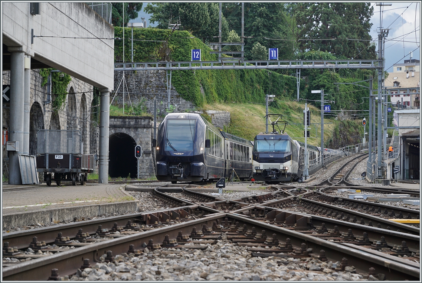 Vom äussersten Ende des Bahnsteiges in Montreux gleitet der Blick zu zwei MOB GoldenPass Express Kompositionen, wobei der im linken Bildteil zu sehende in wenigen Minuten als GPX 4068 am Bahnsteig bereitgestellt wird.

3. August 2024 