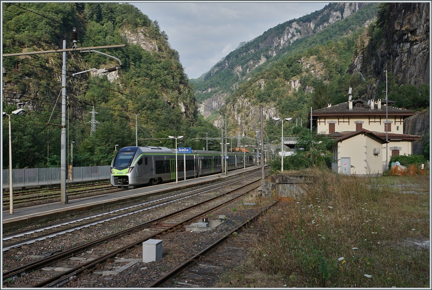 Von der (ehemaligen) Güterrampe in Iselle di Trasquera ein Blick auf den Bahnhof mit dem hier wendenden BLS RABe 528 102 (infolge SEV Iselle - Domo). 
Es war fotografisch gesehen von grossem Vorteil, dass die Reisezüge auf Gleis 3 an- und abfuhren. 

17. Aug. 2024
 

