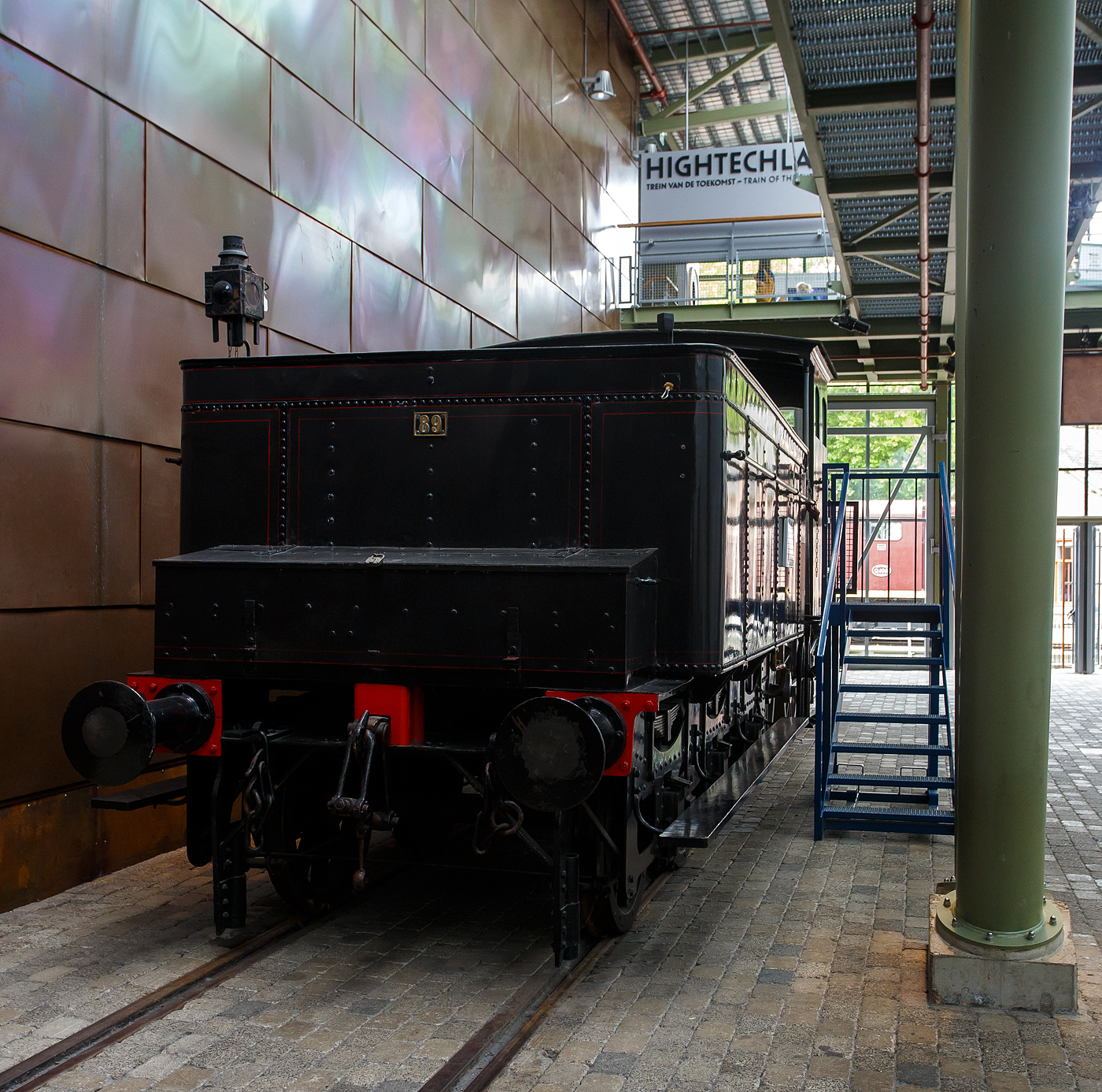 Von der Tenderseite, die Dampflokomotive HSM 89  Nestor , sp�ter NS № 1010 (NS-Baureihe 1000) am 24 Juni 2025 im Het Spoorwegmuseum (bis 2005 NSM - Nederlands Spoorwegmuseum / Niederl�ndischen Eisenbahnmuseum) in Utrecht im ehemaligen Bahnhof Maliebaan.   

Die Dampflok wurde 1879 von Borsig in Berlijn-Tegel unter der Fabriknummer 3730 gebaut und an die damalige HSM - Hollandsche IJzeren Spoorweg-Maatschappij (Holl�ndische Eisenbahn-Gesellschaft) geliefert, 1880 erfolgte die Inbetriebnahme.

HSM 89  Nestor  ist eine niederl�ndische 1B (2-4-0) Tenderlokomotive, die vom Niederl�ndischen Nationalbahnmuseum erhalten wurde. 29 seiner Art wurden f�r den NS-Vorg�nger Hollandsche IJzeren Spoorwegmaatschappij (HSM) gebaut.