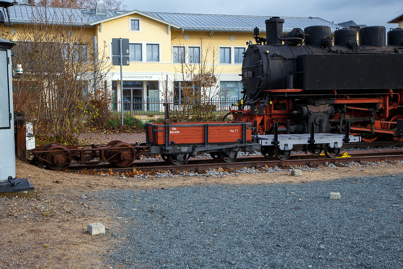 Von der Traditionsbahn Radebeul e.V. am 07 Dezember 2022 beim Schmalspur-Bahnhof Radebeul Ost (L��nitzgrundbahn) ab- bzw. ausgestellt (von links nach rechts):

Ein G�terwagendrehgestell (Baujahr unbekannt), dieses wurde 1927 beim Hochwasser im M�glitztal versp�lt, 2002 vom Hochwasser wieder freigelegt und 2016 aus der Insolvenzmasse des F�rdervereins M�glitztalbahn e.V. vom Traditionsbahn Radebeul �bernommen.

Zweiachsiger Schmalspur-Kleinwagenanh�nger Kla 11 – Bm Nossen, der Traditionsbahn Radebeul e.V. am 07 Dezember 2022 beim Schmalspur-Bahnhof Radebeul Ost (L��nitzgrundbahn). 

Und ein kleiner Zweiachsiger Schmalspur-Rungenwagen
