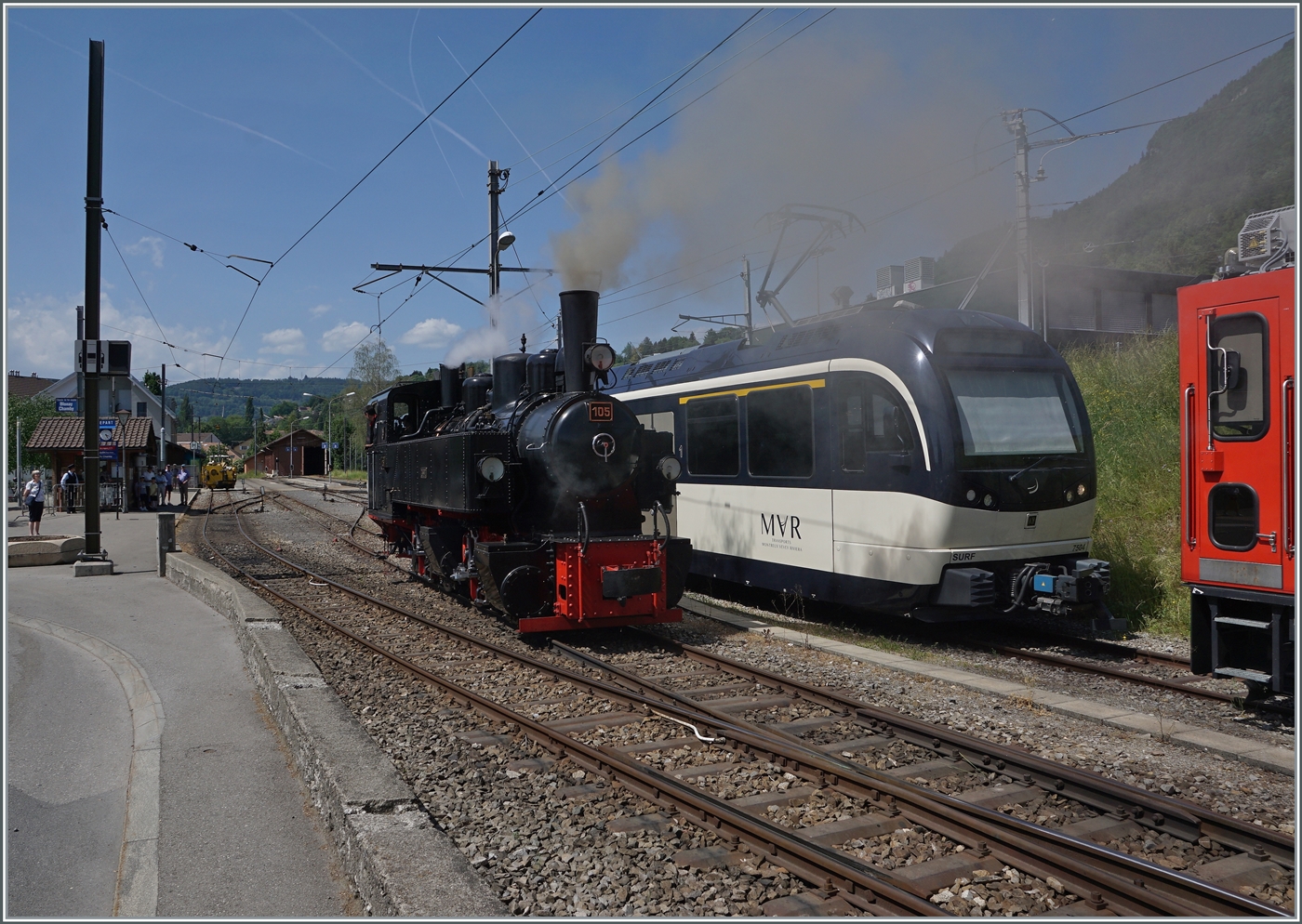 Vor dem Hintergrund moderner Fahrzeuge rangiert die Blonay-Chamby G 2x 2/2 105 in Blonay. 

21. Mai 2022
