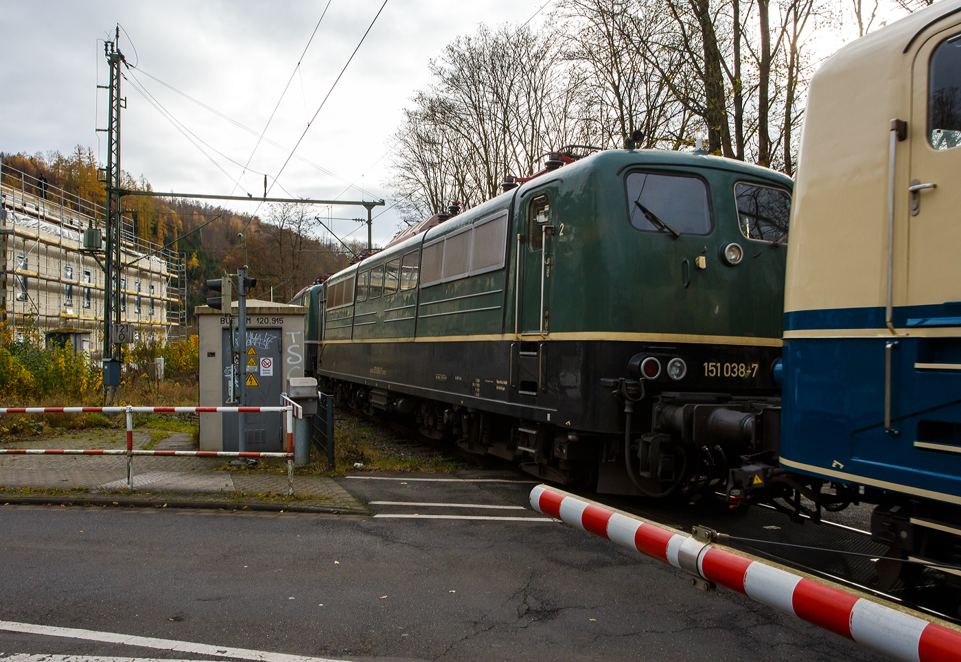 Vor dem sogenannten  Henkelzug  (Langenfeld/Rhld. nach Gunzenhausen) gleich drei Loks der BR 151 der BayernBahn GmbH (Nördlingen). Geführt von der 151 073-4 (91 80 6151 073-4 D-BYB) in ozeanblau/beige, dahinter die beiden kalten, jeweils in der ursprünglichen Farbgebung chromoxidgrün, 151 038-7 (91 80 6151 038-7 D-BYB) und die 151 016-3 (91 80 6151 016-3 D-BYB). 

Die BayernBahn ist übrigens eine Tochtergesellschaft des Bayerischen Eisenbahnmuseums e.V.. Sie besitzt z.Z. 6 dieser mit 5.982 kW leistungsstarken und bis zu 120 km/h schnellen Maschinen der Baureihe 151. Wenn ich hier die Lok in „chromoxidgrün“ sehe, dann fühle ich mich gleich in meine Kindheit zurückversetz. Oft konnte ich sie am Bahnübergang durchfahren sehen. 

Die Lebensläufe der Loks:
Die 151 073-4 wurde 1974 von Henschel in Kassel unter der Fabriknummer 31816 gebaut und in der Farbgebung ozeanblau/beige an die Deutsche Bundesbahn ausgeliefert. Zum 01.01.2017 wurden je 100 sechsachsige elektrische Altbau-Lokomotiven der Baureihen 151 und 155 an den Lokvermieter Railpool verkauft, so auch diese. 2019 wurde die 151er an die BayernBahn GmbH in Nördlingen verkauft. 

Die 151 038-7 wurde 1974 von der Krauss-Maffei AG in München-Allach unter der Fabriknummer 19657 gebaut und in der Farbgebung chromoxidgrün an die Deutsche Bundesbahn ausgeliefert. Von 2012 bis 2018 war sie bei der DB Tochter RBH Logistics GmbH (Gladbeck) dort war sie als RBH 261 (91 80 6151 038-7 D-RBH) unterwegs. Ende 2018 wurde sie an die BayernBahn GmbH in Nördlingen verkauft.

Die 151 016-3 wurde 1973 von der Friedrich Krupp AG in Essen unter der Fabriknummer 5258 gebaut und in der Farbgebung chromoxidgrün an die Deutsche Bundesbahn ausgeliefert. Auch sie wurde zum 01.01.2017 an die Railpool verkauft, im März 2019 wurde sie an die BayernBahn GmbH in Nördlingen verkauft.
