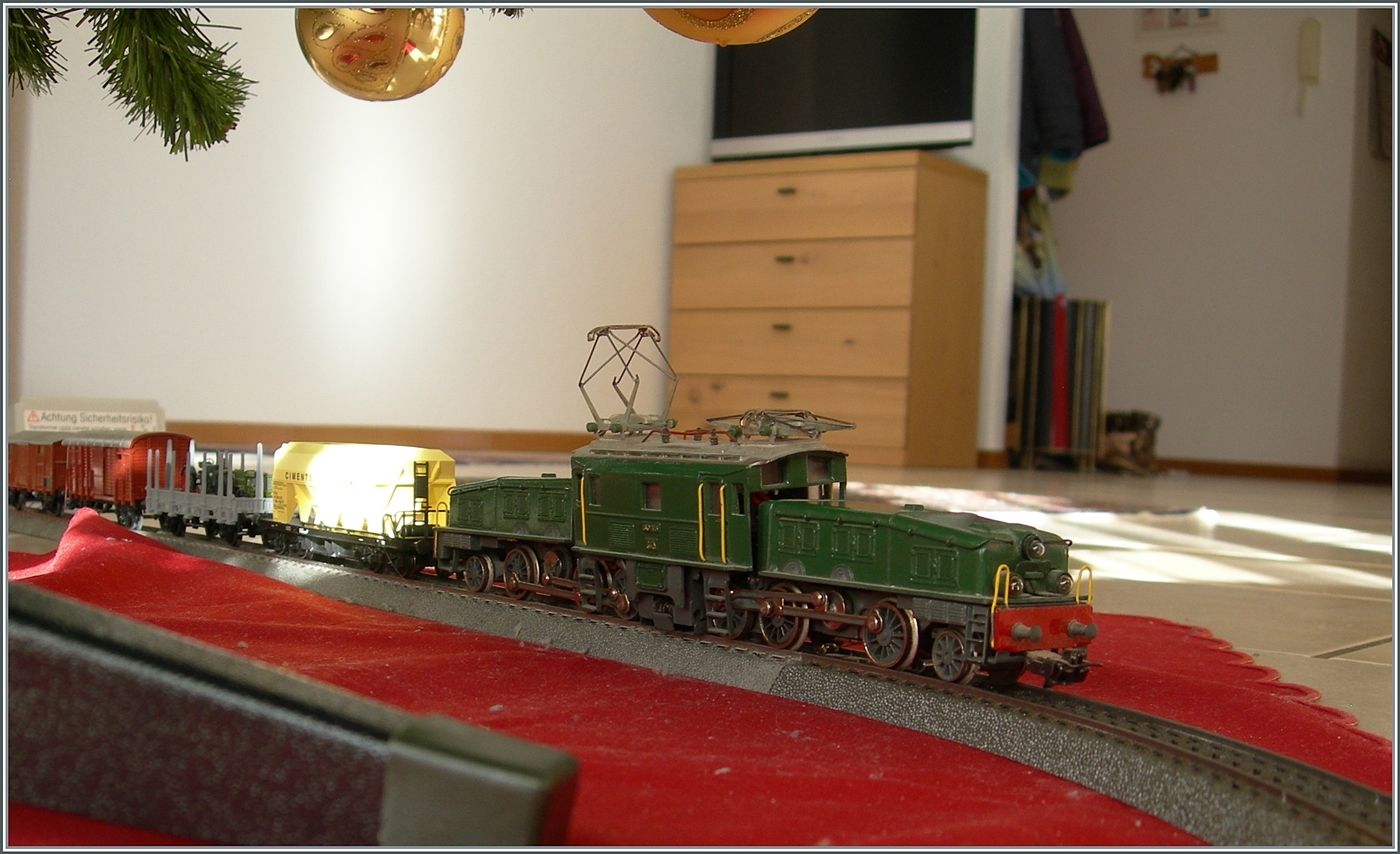 Vor Jahren eine Tradition unter dem Weihnachtbaum: die  Teppichanlage zur Weihnachtszeit ; Eine Tradition, die ich erst vor ein paar Jahren einführte, und diese Jahr mit einer eindrücklichen Fahrt mit der Märklin  Krokodil  krönte. 

25. Dez. 2024