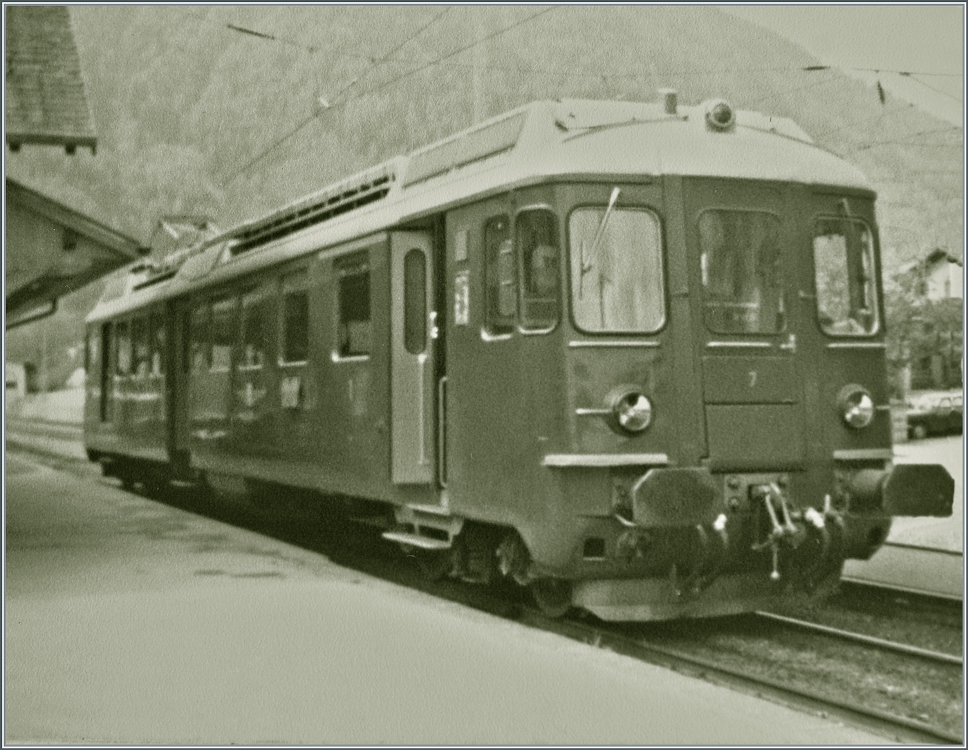 Vor vielen Jahren an der selben Stelle in Orsiéres wartete der M-O ABDe 4/4 N° 7 als Regionalzug nach Martigny auf die Abfahrt.

Analogbild vom 20. Mai 1982
