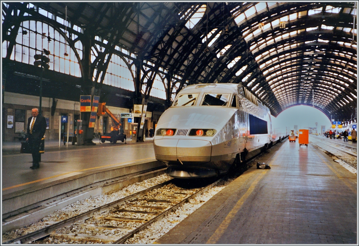 Während einiger Jahre betreiben die FS und die SNCF unter dem Namen  Artesia  zwei tägliche TGV Verbindungen von Paris Gare de Lyon nach Milano Centrale. Das Bild zeigt den aus Paris in Milano Centrale eingetroffen TGV mit dem Triebkompf 4501. 
Heute verkehren ab Milano Centrale ETR 400 nach Paris Gare de Lyon und den SNCF TGV hat die FS in den Bahnhof Milano Porta Garibaldi zugewiesen. 

Analogbild vom Februar 1999