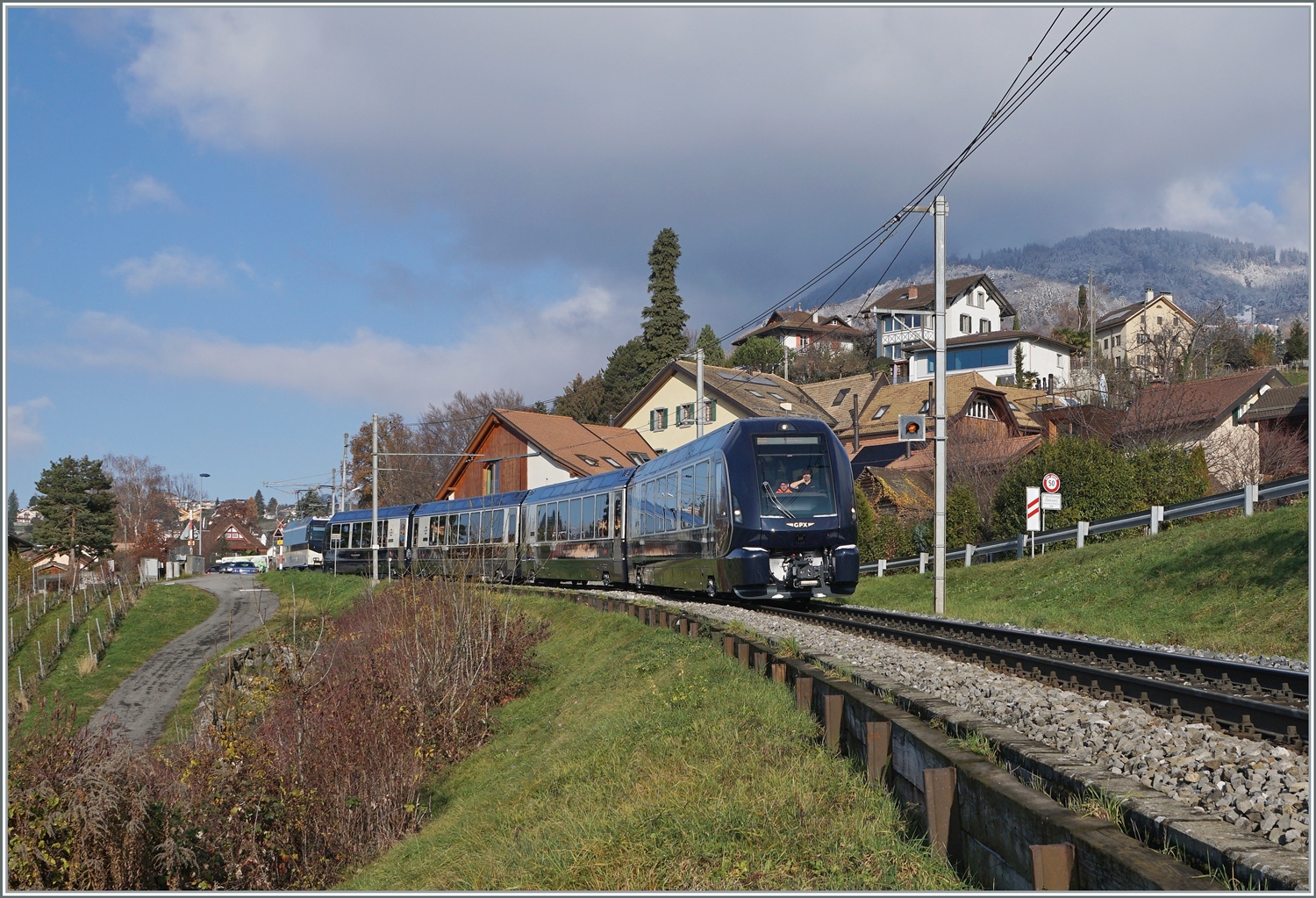 Während der GPX 4068 um 9:35 Montreux verlies, startete der Gegenzug GPX 4065 bereits um 96:08 in Interlaken Ost und ist somit der ERSTE direkte fahrplanmässige Umspurzug, hier bei Planchamp kurz vor Montreux.

11. Dez 2022