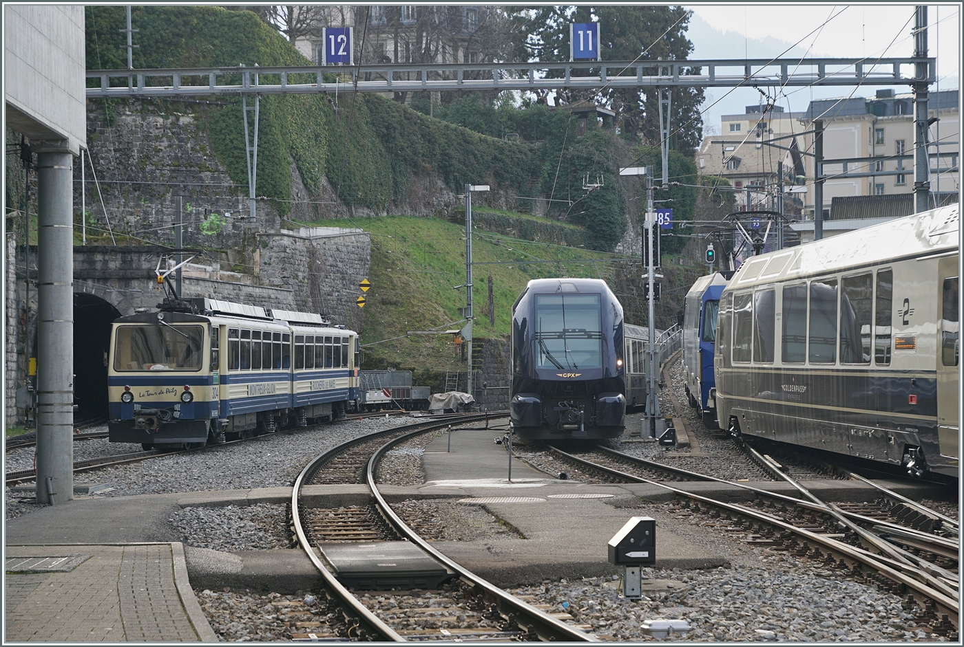 Während der MOB GoldenPass Express Montreux verlässt, steht eine weitere GPX Komposition abgestellt im Bahnhof und ganz links im Bild ist der Rochers de Naye Bhe 4/8 304  La Tour de Peilz  zu sehen. 

17. Feb. 2024