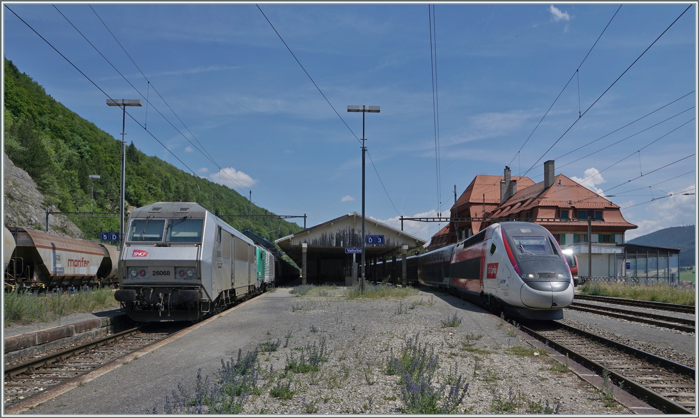 Während rechts im Bild der TGV Lyria 9268 den Bahnhof Vallorbe in Richtung Paris Gare de Lyon verlässt, steht links im Bild der (leere)  Spaghetti -Zug mit der SNCF BB 26068 (91 87 0026 068-3 F-SNCF) und BB 27067 bzw. BB 427067 (UIC 91 87 0027 067-4 F-SNCF) abgebügelt auf Gleis 4. Der Güterzug wird nach der Pause der beiden Lokführer pünktlich Richtung Frankreich abfahren. So viel SNCF ist in Vallorbe leider nicht oft zu sehen.

16. Juni 2022 