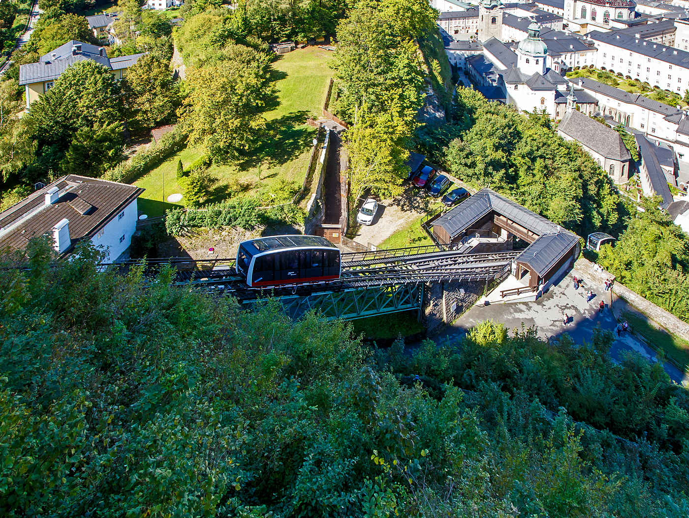 Während der eine Wagen der FestungsBahn Salzburg am 12.09.2022 oberhalb der Abtsche Ausweiche (Abtsche Weiche) bzw. der Mittelstation auf Talfahrt ist, kommt der andere Wagen hinauf.