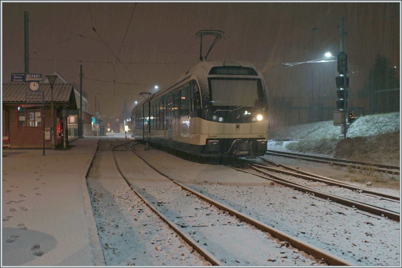 Was man in dieser Saison (bisher) nicht häufig erlebte: Schnee. Das Bild zeigt den abgestellten CEV MVR ABeh 2/6 N° 7508 während eines kräftigne Schneeschauers in Blonay.

9. Jan. 2024
