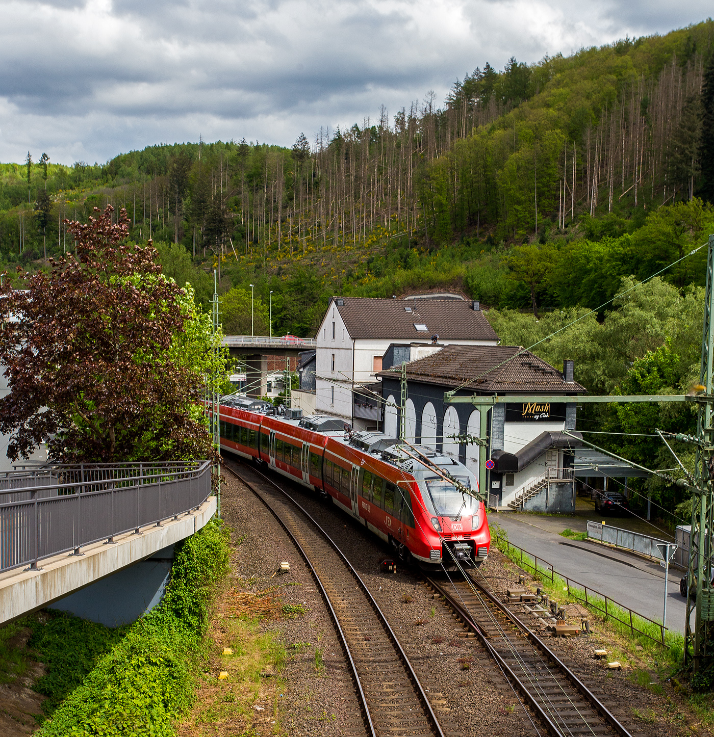 Wegen Bauarbeiten halten derzeit alle aus Richtung Siegen kommenden Züge im Bahnhof Betzdorf (Sieg) am Gleis 105, so müssen die zwei gekuppelte vierteilige Bombardier Talent 2 (442 259 / 442 759 und 442 255 / 442 755) der DB Regio NRW kurz vor dem Bahnhof das Gleis wechseln, bevor sie, als RE 9 rsx - Rhein-Sieg-Express (Siegen - Köln - Aachen), am 05 Mai 2024 dann den Bahnhof erreichen.