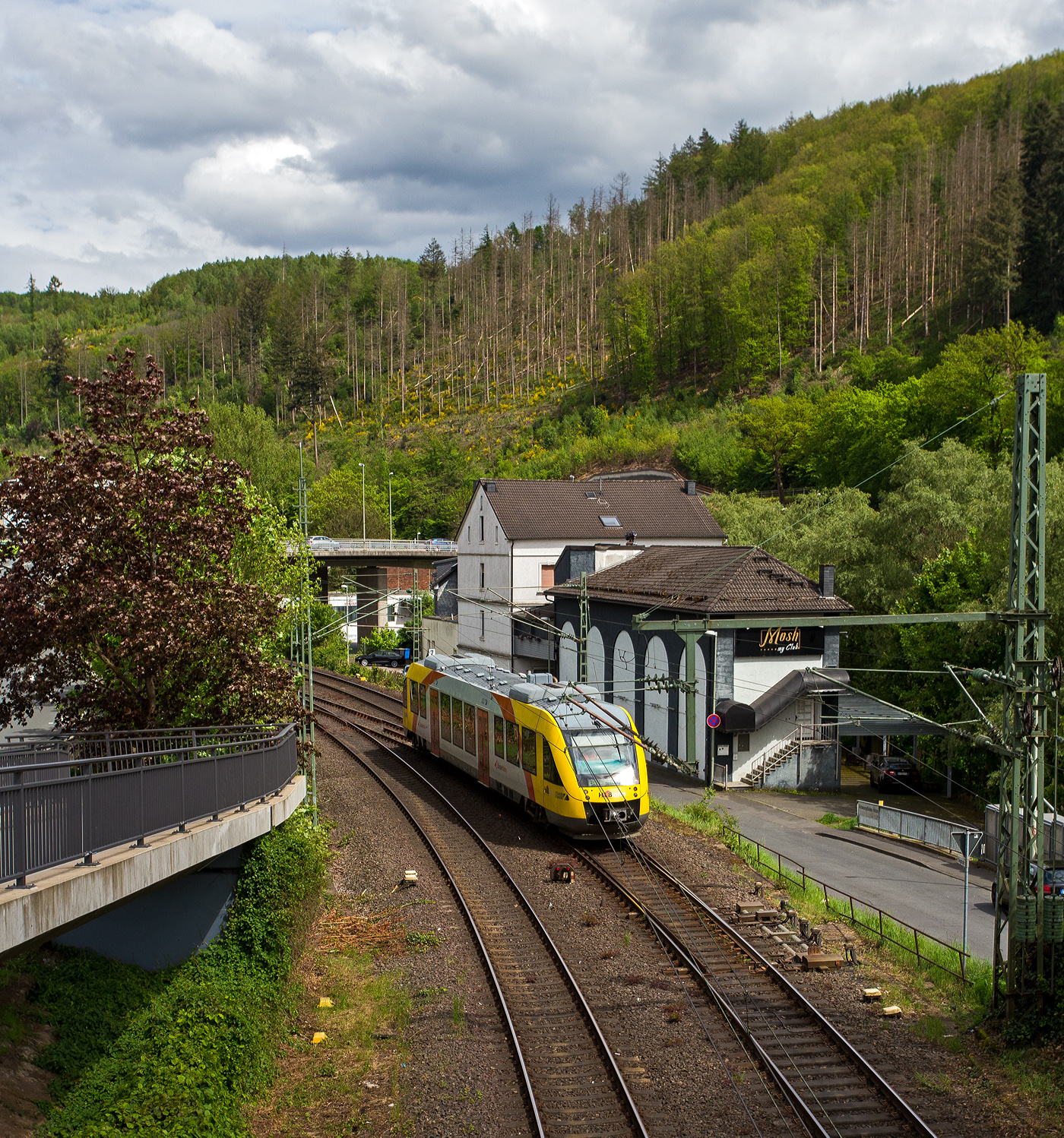 Wegen Bauarbeiten halten derzeit alle aus Richtung Siegen kommenden Züge im Bahnhof Betzdorf (Sieg) am Gleis 105, so muss der VT 201 (95 80 0640 101-1 D-HEB) der HLB - Hessische Landesbahn (3LänderBahn) kurz vor dem Bahnhof das Gleiswechseln, bevor er als RB 93  Rothaarbahn  (Bad Berleburg - Kreuztal - Siegen – Betzdorf, am 05 Mai 2024 dann den Bahnhof erreicht.

Der Triebwagen wurde 2004 von ALSTOM Transport Deutschland GmbH (vormals LHB) in Salzgitter-Watenstedt unter der Fabriknummer 1187-001 für die vectus Verkehrsgesellschaft mbH gebaut, mit dem Fahrplanwechsel am 14.12.2014 wurden alle Fahrzeuge der vectus nun Eigentum der HLB. 