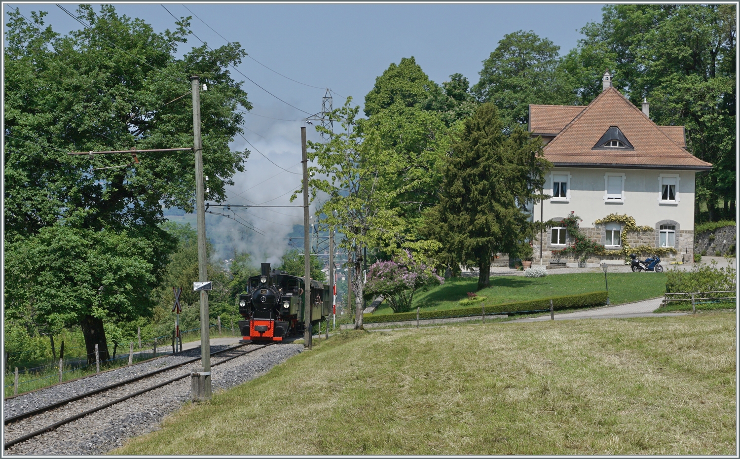 Weitaus gefälliger wirkt die SEG G 2x 2/2 105 der Blonay-Chamby Bahn auf dem selben Streckenabschnitt mit ihrem Dampfzug nach Chaulin.

29. Mai 2023
