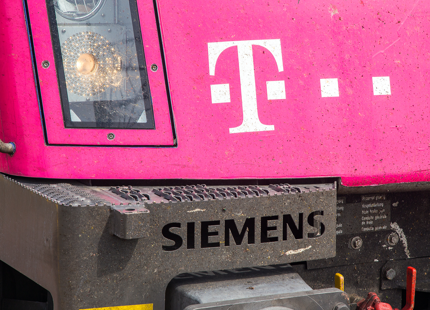 Wenn im einem Bahnhof festsitzt und nicht weiterkommen dann macht man auch solche Detailaufnahmen: PKP Intercity EU 44-001  Husarz - Husar   5 370 001, eine Siemens ES64U4-D, am 27. Juni 2017 im Bahnhof Rzepin / Polen (deutsch Reppen).