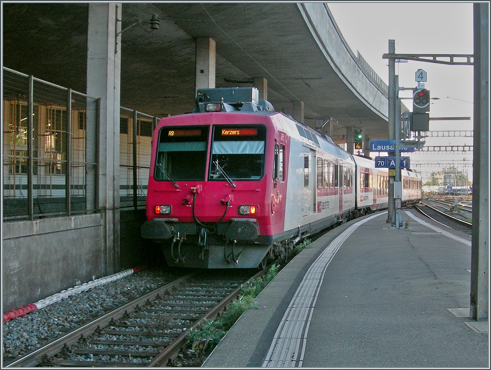 Wer kennt das Gleis 70 in Lausanne? Es ist ein eher verstecktes schattiges und kurzes Gleis im östlichen Teil des Bahnhofs. Und von diesem Gleis 70 fahren  nur  Züge der Nebenstrecke ins Broyetal ab (bzw. kommen dort an). Doch einer dieser Züge weckte meine Neugierde: Es ist der ehemalige Travys RBDe 560 384, der jetzt als RBDe 560 DO 94 85 7 560 384-0 CH-SBB mit dem B NPZ DO 50 85 29-43 384-1 CH-SBB und dem ABt NPZ DO 50 85 29-43 984-6 CH-SBB als R9 24915 Lausanne verlässt.

24. Aug. 2024