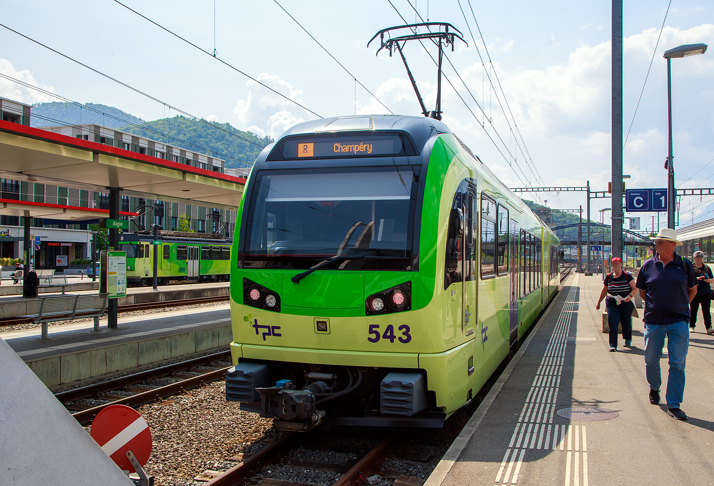 Wie für Stefan, gehören auch für mich die (TPC) AOMC/ACD Beh 2/6 zu den schönsten Stadler SURF Zügen. SURF steht für Série Unifiée Romande pour Réseau Ferré métrique (Einheitliche Serie für das Westschweizer Meterspurige Schienennetz). Diese ab 2015 gebaute meterspurige Triebzüge mit gemischtem Adhäsions- und Zahnradbetrieb gehören zu den Stadler GTW der 4. Generation.

Hier steht der tpc Beh 2/6 543 am 28 Mai 2023 im Bahnhof Aigle zur Abfahrt nach Champéry bereit.

Die Transports Publics du Chablais (TPC) hat im Januar 2014 bei Stadler Rail sieben neue Triebfahrzeuge für den gemischten Adhäsions- und Zahnradbetrieb bestellt, um so den aktuellen und künftigen Herausforderungen im Regionalverkehr zu begegnen. Die Fahrzeuge
verfügen über ein modernes, dynamisches Design und werden hauptsächlich auf den Strecken Aigle-Ollon-Monthey-Champéry
(AOMC) und Aigle–Sepey–Diablerets (ASD) verkehren. Im Zuge dieser Modernisierung wurde im Sommer 2016  die AOMC-Strecke umfassend modernisiert. Dabei wurden die Zahnstangenabschnitte vollständig erneuert und das bisherige Zahnstangensystem Strub durch eine Abt-Zahnstange ersetzt. Ferner wurde die Fahrleitungsspannung von 950 V auf 1500 V erhöht. Somit besitzen alle ab Aigle verkehrenden Strecken der TPC das gleiche Zahnstangensystem und die gleiche Spannung. Der Verkehr kann nun vollständig mit den neu abgelieferten Stadler Beh 2/6 541–547(SURF) abgewickelt werden. Von den bestehenden Triebfahrzeugen der AOMC wurden einzig die beiden im Jahr 2001 gelieferten Doppeltriebwagen Beh 4/8 591–592 an das neue Zahnstangen- und Stromsystem angepasst.

Die hellen und bequemen Fahrgasträume der Stadler Beh 2/6 sind mit moderner Sicherheitstechnik ausgestattet und erfüllen die Erwartungen der Fahrgäste. Der Zug bietet 107 Sitzplätze und variable Multifunktionsabteile in den Einstiegsbereichen, die an die saisonalen Bedürfnisse angepasst werden können. Das vorliegende Triebfahrzeug erfüllt dank seiner hohen Instandhaltungsfreundlichkeit auch die technischen Anforderungen. Mit einem ergonomischen und bequemen Führerraum, der über einen separaten Zugang verfügt, wurden auch die Anforderungen des Triebfahrzeugpersonals berücksichtigt.

Technische Merkmale
Technik
•	Mehrfachtraktion von bis zu drei Zügen möglich
•	Wagenkasten aus Aluminium-Strangpressprofilen für eine höhere Lebensdauer und leichtere Instandhaltung bei gleichzeitig geringerem Fahrzeuggewicht
•	Luftgefederte Drehgestelle sorgen für noch mehr Komfort und eine verbesserte Laufruhe
•	Leistungsstarke elektrische Rekuperationsbremse
•	Modernste Elektronik für die Fahrzeugsteuerung
•	Wassergekühlte Stromrichter mit neuer Technologie
•	Redundante Fahrzeugleittechnik mit Zugbus und Diagnosesystem
Komfort
•	Luftige, helle und einladende Innenräume für die Fahrgäste
•	Ausgezeichnete Sicht durch den gesamten Zug dank der breiten Durchgänge und einem großen Niederfluranteil
•	Multifunktionsabteile an allen Eingängen
•	Zwei Eingänge pro Seite für einen schnellen Fahrgastwechsel
•	Behindertengerechte Zugangsmöglichkeiten
•	Fahrgastinformationssystem im Zug
•	Klimatisierte Fahrgast- und Führerräume
Personal
•	Ergonomisch gestaltete Führerräume
•	Verbesserter Schutz für die Triebfahrzeugführer durch die Stoß absorbierende Frontpartie

TECHNISCHE DATEN:
Fahrzeugbezeichnung: Beh 2/6 der TPC
Anzahl Fahrzeuge: 7
Inbetriebsetzung: 2016
Spurweite: 1.000 mm
Zahnstangensystem: Abt
Achsanordnung: 2' Bo'zz 2'
Länge über Puffer: 39.234 mm
Fahrzeugbreite:  2.650 mm
Fahrzeughöhe: 3.852 mm
Eigengewicht: 54,0 t
Achsstand Motordrehgestell: 2.480 mm
Achsstand Laufdrehgestell: 1.900 mm
Treibraddurchmesser (neu): 876 mm
Laufraddurchmesser (neu): 700 mm
Speisespannung:  
Leistung: 900 kW
Max. Zugkraft Adhäsion: 70 kN
Max. Zugkraft Zahnrad: 100 kN
Anfahrtsbeschleunigung max.1,3 m/s²
Höchstgeschwindigkeit Zahnrad, bei einem Gefälle von 135 ‰ : 24,5 km/h (talwärts) / 40 km/h bergwärts
zulässige Höchstgeschwindigkeit Adhäsion: 80 km/h
Sitzplätze: 93 und 14 Klappsitze in der 2. Klasse  
Stehplätze (4 Pers./m²): 64
Fußbodenhöhe: Niederflur 400 mm / Hochflur  980 mm
Einstiegbreite: 1.300 mm
Kasten-Längsdruckkraft: 800 kN

Quelle: Stadler Rail

Die Zahnrad-GTW der TPC entsprechen weitgehend den GTW der Transports Montreux–Vevey–Riviera (MVR) die so durchgehende Fahrten von Vevey nach Les Pléiades erlauben. Wesentliche Unterschiede sind:
Zahnstangensysteme, Abt bei der TPC und Strub bei der MVR;
Stromsysteme, 1.500 V DC bei der TPC und 950 V DC bei der MVR;
Nur eine Wagenklasse (2. Klasse) bei der TPC.

Geschichte der GTW mit Zahnradantrieb
Nach der Auflösung der Schweizerischen Lokomotiv- und Maschinenfabrik (SLM) im Jahr 1988 konnte Stadler Rail deren Zahnradbahnbereich übernehmen. Als erste GTW mit Zahnradantrieb lieferte Stadler im Jahr 2003 fünf Fahrzeuge an die Ferrocarrils de la Generalitat de Catalunya (FGC) für die Montserrat-Bahn.

Die beiden Achsen des Antriebsmodul sind mit einem kombinierten Zahnrad- und Adhäsionsantrieb ausgestattet. Die kurze Übersetzung ermöglicht das Befahren der 150-‰-Rampen mit nur zwei Triebzahnrädern, beschränkt aber die Höchstgeschwindigkeit im Adhäsionsbetrieb auf 45 km/h. Die beiden Triebdrehgestelle mit dem Zahnrad- und dem abkuppelbarem Adhäsionsantrieb wurden von den Beh 4/8 der Transports Publics du Chablais (TPC) abgeleitet. Die Laufdrehgestelle mit Bremszahnrad für die Zahnrad-GTW der Montserrat-Bahn und die Zermatt-Shuttle BDSeh 4/8 der Matterhorn-Gotthard-Bahn (MGB) wurden als Basisdrehgestell neu entwickelt. Zahnradbremsen, die auf beide Triebzahnräder und auf je eine Achse der beiden Laufdrehgestelle wirken, erlauben bei der Talfahrt auf den Zahnstangenabschnitten eine Geschwindigkeit von 24 statt wie früher 19 km/h. Aus Massegründen wurden besonders leichte Sitze eingebaut und gegenüber den Schmalspur-GTW der ersten der zweiten Generation ein neues Langträgerprofil hergestellt, das auch bei den gleichzeitig gebauten Zermatt-Shuttle der MGB verwendet wurde.Trotz Klimaanlage und moderner Inneneinrichtung kostete ein Zahnrad-GTW der Montserrat-Bahn nur 60 % eines zehn Jahre zuvor von ABB und SLM an den gleichen Kunden gelieferten Zahnrad-Doppeltriebwagen für die Strecke Ribes–Núria.
