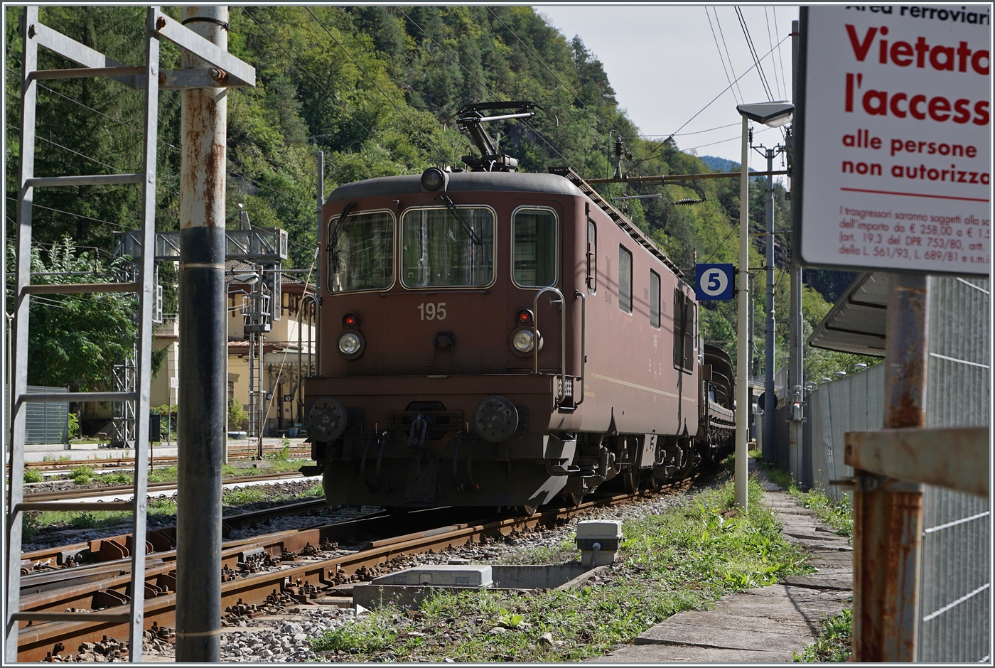 Wie schon öfters erwähnt die Möglichkeit des Fotografierens des Autotunnelzugs in Iselle schwierig, da neben Gegenlicht auch zahlreiche Elemente die Sicht ziemlich einschränken, wie dieses Bild zu zeigen versucht. 
Die BLS Re 4/4 195 erreicht mit ihrem Autotunnelzug AT3 von Brig kommend ihr Ziel, den Bahnhof von Iselle di Trasquera, auf Gleis 5. 

12. Sept. 2024