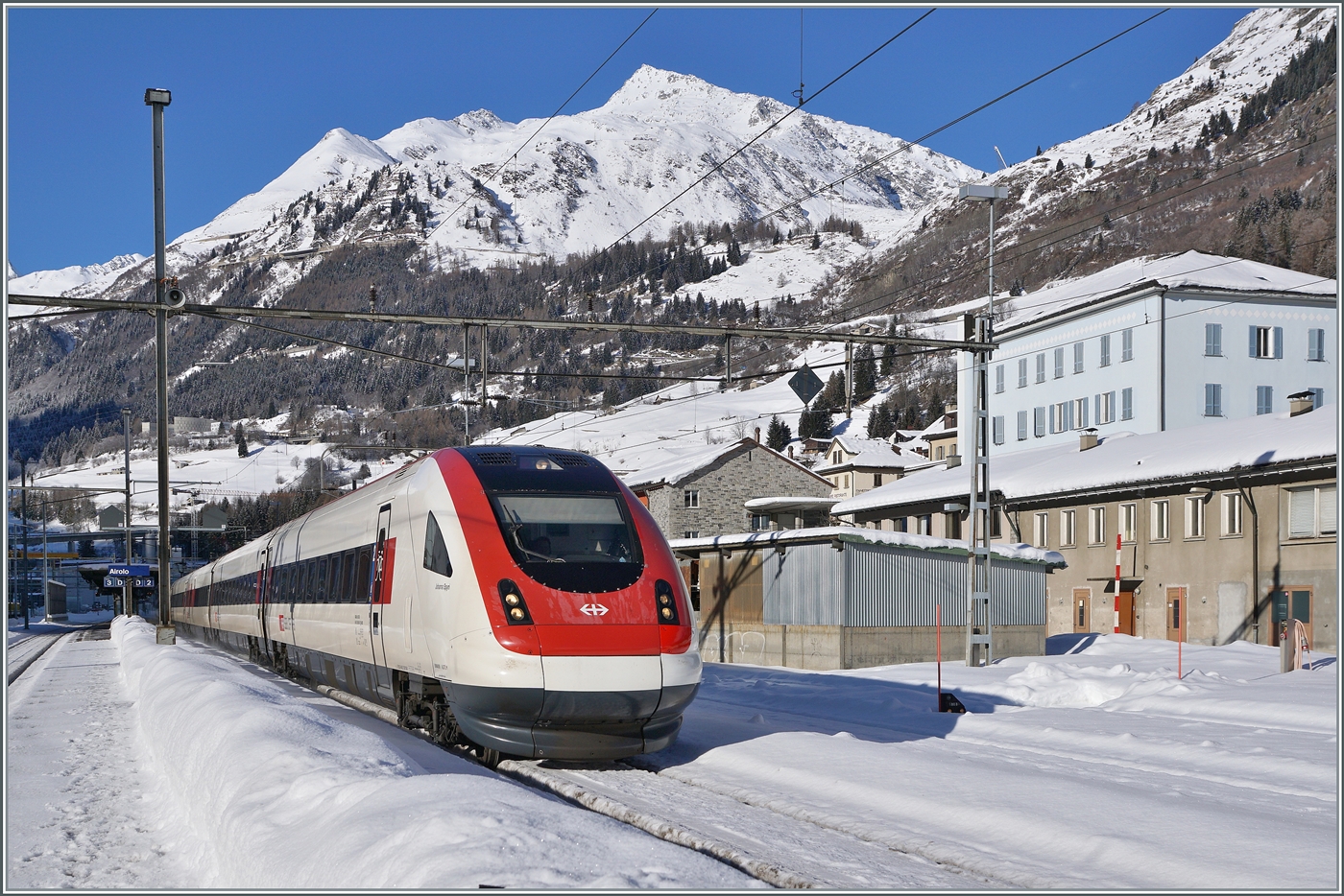 Wie sich die Zeiten ändern: vor ein paar Jahren hätte ich wohl die Nase gerümpft und den in Airolo durchfahrenden ICN nicht fotografiert, heute freue ich mich, dass ich zwischen all den  Giruno  Zügen einen ICN fotografieren kann: Der SBB RABDe 500 006  Johanna Spyri  passiert als IC 2 10865 auf dem Weg von Zürich HB nach Lugano den Höhepunkt seiner Fahrt in Airolo und wird nun durch die Leventina seinem Ziel entgegen fahren.

21. Januar 2025