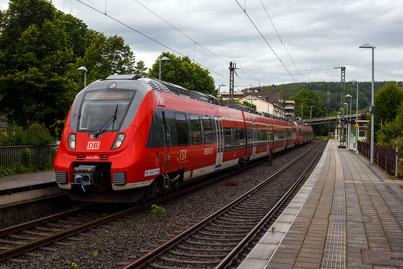 Wieder auf Dienst-/Leerfahrt von Siegen nach Aachen, die beiden gekuppelten vierteiligen Talent 2 der DB Regio NRW 442 258 / 442 758 und 442 761 / 442 261 durchfahren am 21 Juni 2024 den Bahnhof Kirchen/Sieg.
