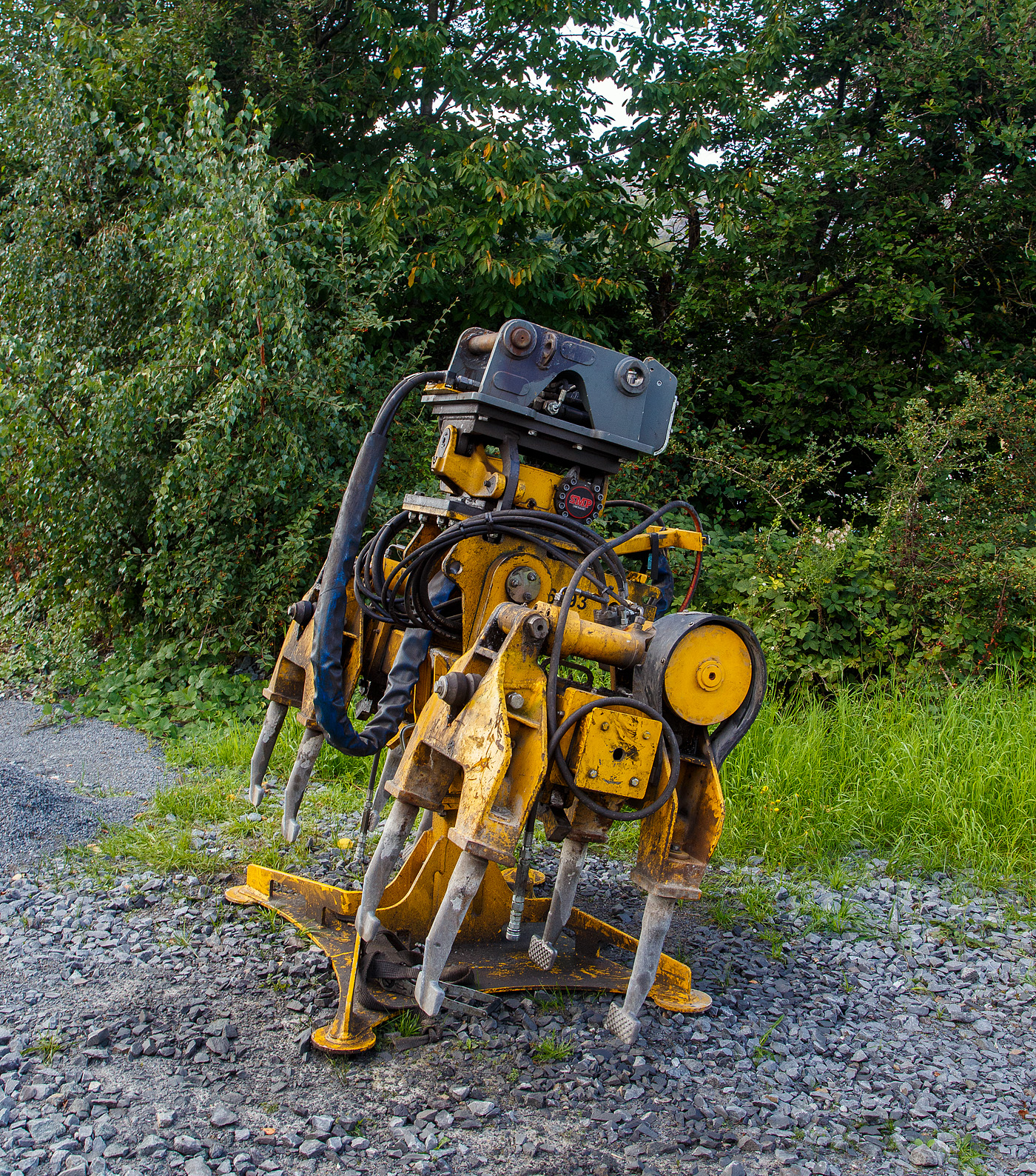 Windhoff Anbaustopfgerät ASTUW mit Liebherr LIKUFIX 33-9 vollautomatischen Schnellwechselsystem für den Anbau an einen Zweiwegebagger, der Firma W. Hundhausen Bauunternehmung GmbH, Siegen, abgestellt (auf Ständer) am 26.08.2023 in Herdorf beim Lokschuppen der KSW, Betriebsstätte FGE -Freien Grunder Eisenbahn.

Das Gerät 2019 wurde von der WINDHOFF Bahn- und Anlagentechnik GmbH in Rheine unter der Auftragsnummer 101109977 gebaut.

Das Anbaugerät besitzt zwei Arbeitsaggregate mit insgesamt 8 Stopfpickeln, die bei Arbeiten im Gleis gleichzeitig in den Schotter eintauchen. Für Einsätze in Weichen kann je nach Bedarf ein Arbeitsaggregat hydraulisch hochgeschwenkt werden. Der max. hydraulische Betriebsdruck beträgt 150 bar bei einer konstanten Förderleistung von  75 l/min. Das Anbaugerät wiegt ca. 1.680 kg. 

Das Schnellwechselsystem LIKUFIX 33-9 ist ein vollautomatisches Schnellwechselsystem von Liebherr. So können hydraulische Anbauwerkzeuge wie beispielsweise Stopfgeräte im Gleisbau, Mulcher mit Klappen oder Stielverlängerungen schnell, einfach und vor allem sicher aus der Fahrerkabine heraus gewechselt werden.
