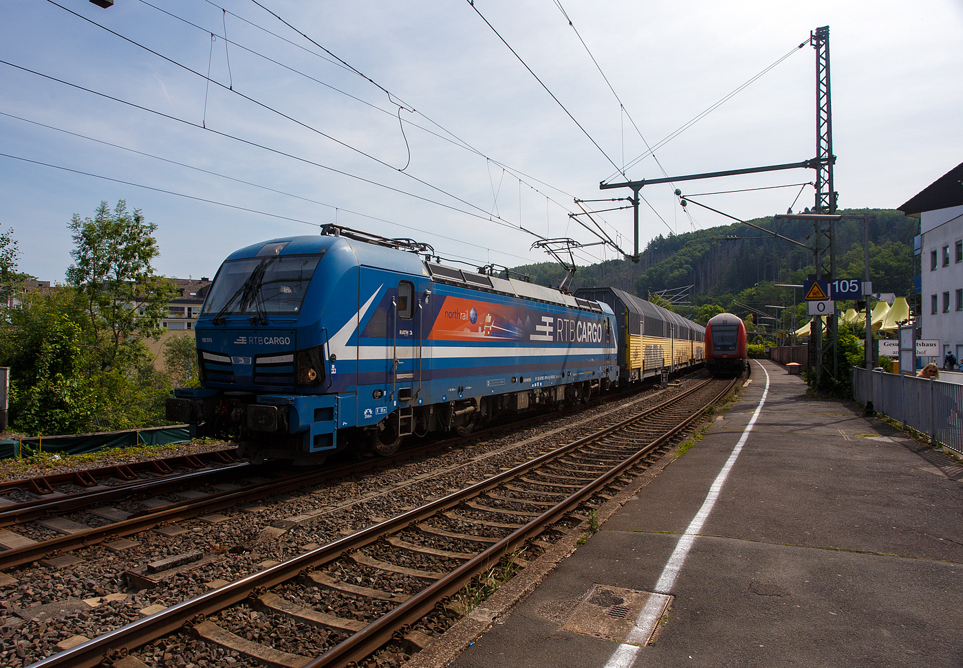 Wir sind gerade von Köln am mit dem RE 9 in Betzdorf/Sieg angekommen und ausgestiegen, da werden wir von dem Gegenzug überrascht. Die an die RTB Cargo (RATH Gruppe/Rurtalbahn) vermietete, SIEMENS Smartron 192 015-6 (91 80 6192 015-6 D-NRAIL) der northrail GmbH (Hamburg) (finanziert durch die Paribus Rail Portfolio III GmbH & Co. KG, Hamburg), fährt am 18 Juni 2025 mit einem langen geschlossen Doppelstock- Autotransportzug der ARS Altmann AG (mit Wagen der Gattung Hccrrs), durch Betzdorf/Sieg in Richtung Köln.

Der SIEMENS Smartron wurde 2020 von Siemens Mobilitiy in München-Allach unter der Fabriknummer 22817 gebaut und an die Paribus Rail Portfolio III die Loks der northrail GmbH (Hamburg) finanziert.

Die SIEMENS Smartron Loks, sie sind ja reine für den Güterverkehr in Deutschland konzipierte Lokomotiven. Der Smartron basiert auf bewährten Komponenten des Vectron, ist somit quasi eine abgespeckte und preislich günstigere Vectron und nutzt alle Vorteile der Standardisierung. Auch eine Doppeltraktion mit dem SIEMENS Vectron und SIEMENS ES64F4 ist möglich.
