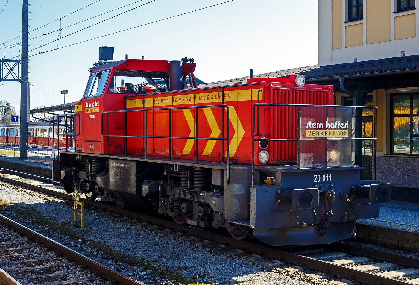 Wir sind von Vorchdorf-Eggenberg, hinten mit dem Elektrotriebzug ET 22.133 / ES 22.233, nach Lambach gefahren, von hier fahren wir gleich mit der ÖBB weiter in Richtung Linz. Aber zuvor hatte ich das Glück, das ich die bereits in Stadl-Paura mit Güterwagen aus dem Zug erblickte, V 20.011 der Stern & Hafferl Verkehrsgesellschaft m.b.H. (StH) noch ablichten konnte.

Die V 20.011 (A-StH 92 81 2020 011-0) der Stern & Hafferl Verkehrsgesellschaft m.b.H. (StH), eine 4-achsige normalspurige dieselhydraulische Lokomotive vom Typ MaK G 1203 BB, hat einen Güterzug von Stadl-Paura nach Lambach gebracht, nun setzt sie im Bahnhof Lambach, noch bevor unser ÖBB Zug kommt. 

Die 4-achsige normalspurige Diesellokomotive V 20 011 wurde 1982 von der Maschinenfabrik Kiel (MaK) für die Tegernseebahn in Deutschland gebaut. Die Lokomotive, mit der früheren Betriebsnummer TAG 14, war hauptsächlich im Personenverkehr eingesetzt.

Die Diesellokomotive war ursprünglich mit einem 8-Zylinder Dieselmotor Typ MTU 8 V 396 TC 13, mit einer Leistung von 745 kW bei 1.800 U/min, ausgerüstet. Wegen der zu geringen Motorleistung wurde 1993 ein neuer 12-Zylinder 4-Takt Dieselmotor mit Direkteinspritzung vom Typ MTU 12 V 396 TC 13 eingebaut. Dieser leistet 1.117 kW bei 1.800 U/min, wegen der höheren Leistung musste vermutlich auch das Voith Strömungsgetriebe getauscht werden. So ist die Lok heute eher eine G 1205 BB. 1994 bekam die Lokomotive durch die Fa. Siemens und Theimeg eine Funkfernsteuerungsanlage. 1998 wurde von der Fa. Siemens eine INDUSI-Anlage I60 eingebaut und in Betrieb genommen. Auch die Drehgestelle, Radsätze, Druckluftbremse, Kompressor und die Kühlerteilblöcke wurden komplett aufgearbeitet.

Die Diesellokomotive V 20 011 ist für den Betrieb auf allen von Stern & Hafferl betriebenen Normalspurstrecken sowie auf ÖBB-Strecken vorgesehen. Die Lok ist in Lambach stationiert und erledigt Fahrverschubaufgaben im ÖBB Bereich und auf den Lokalbahnen.

TECHNISCHE DATEN:
Spurweite: 1.435 mm (Normalspur)
Achsformel: B´B´ - dieselhydraulisch
Traktion: Dieselhydraulisch
Länge über Puffer: 12.500 mm
Drehzapfenabstand: 5.800 mm
Achsabstand im Drehgestell: 2.400 mm
Raddurchmesser: 1.000 mm (neu)
Dieselmotor: V 12-Zylinder-Viertakt-Dieselmotor mit Direkteinspritzung, Abgasturbolader und Ladeluftkühlung vom Typ MTU 12V396 TC 13
Leistung: 1.117 kW (1.520 PS)
Nenndrehzahl: 1.800 U/min
Getriebe: Voith ?
Dienstgewicht: 71,0 t
Höchstgeschwindigkeit: 70 km/h
kleinster befahrbarer Gleisbogen:	R= 60 m
Kraftstoffvorrat: 2.500 Liter
