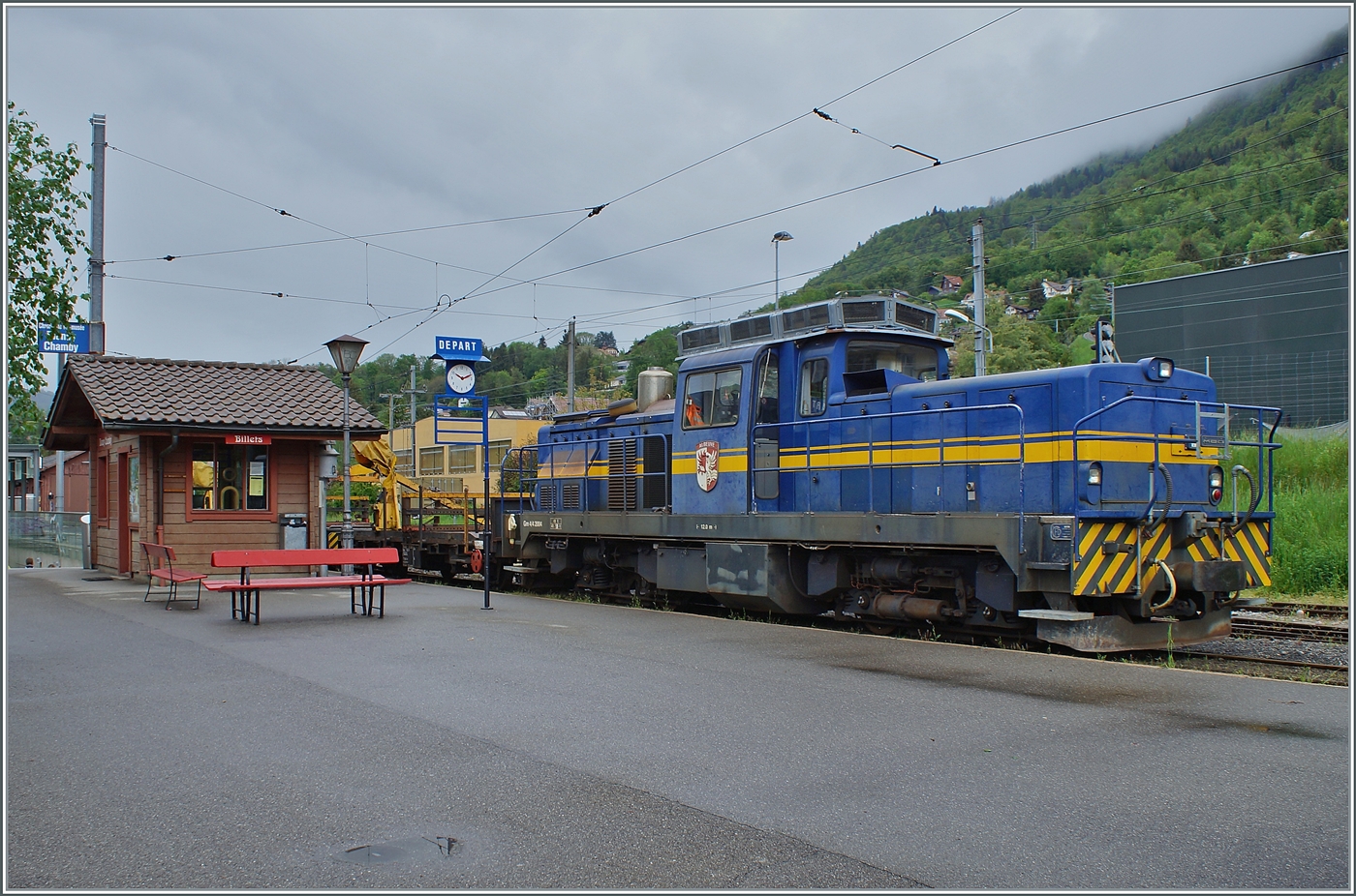 Wo am Wochenende Dampfloks dampfen, dieseln an Werktagen Dieselloks: Die MOB Gm 4/4 2004  Albeuve  steht mit einem Dienstgüterzug in Blonay und wartet auf die Abfahrt nach Chamby.

Nach dem Erfolg der Gm 4/4 2003 bestellte die MOB eine weitere Loki bei der französischen Firma Moyse, die jedoch während des Baus der Gm 4/4 2004 in Konkurs ging. Somit konnte die Gm 4/4 2004 erst 1982 in Dienst gestellt werden, nachdem die Firma CFD (Montmirail) die Arbeit an der der Gm 4/4 2004 fortsetzen und beenden konnte.

11. Mai 2023