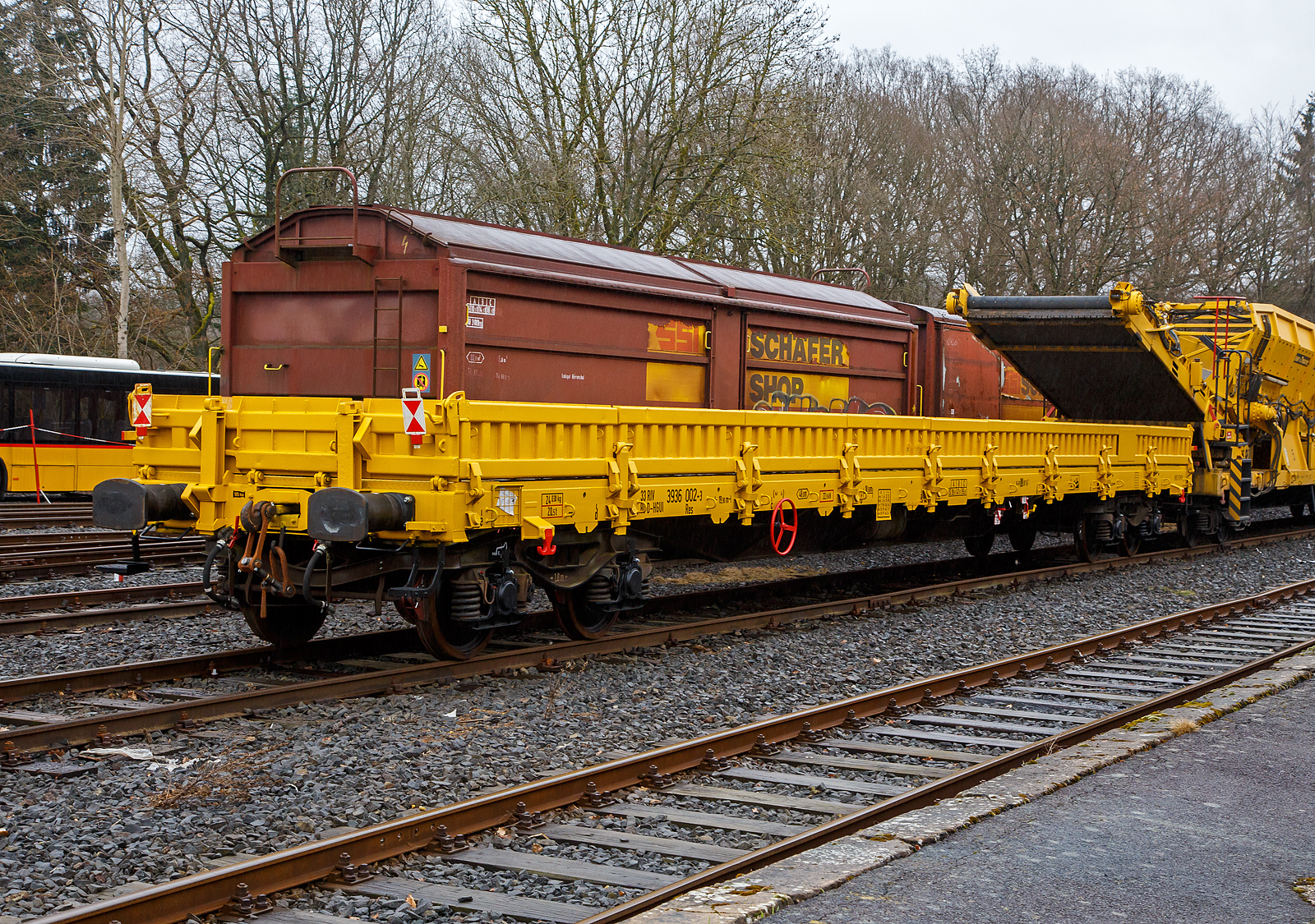 Wohl frisch aus der Revision...
Der vierachsiger Drehgestellflachwagen mit klappbaren Seitenborden und Rungen, der Hering Bahnbau GmbH (Burbach), 33 80 3936 002-3 D-HGUI, der Gattung Res, ist am 13.03.2023  auf dem Betriebshof der Westerwaldbahn (WEBA) auf der Bindweide bei Steinebach/Sieg abgestellt. 

TECHNISCHE DATEN:
Spurweite: 1.435 mm
Länge über Puffer: 19.900 mm
Drehzapfenabstand: 14.860 mm
Achsabstand im Drehgestell: 1.800 mm
Länge der Ladefläche: 18.500 mm
Ladefläche: 48 m²
Höchstgeschwindigkeit: 100 km/h
Eigengewicht: 24.030 kg
Maximale Ladegewicht: 55,9 t (ab Streckenklasse C)
Kleinster bef. Gleisbogenradius: 75 m
Bremse: KE-GP
Int. Verwendungsfähigkeit: RIV