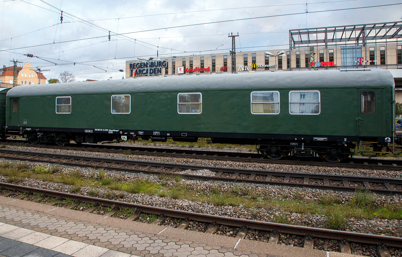 Wohnschlafwagen 60 80 9925 397-3 D-PRESS der Gattung Wohnschlafwagen 420, der Eisenbahn-Bau- und Betriebsgesellschaft Pressnitztalbahn mbH, am 24.11.2022 im Zugverband bei einer Zugdurchfahrt im Hbf Regensburg. 

Der Wagen ist der ehem. Wagen D-DB 60 80 99-25 397-3 der DB Netz AG (Notfalltechnik Fulda), ex Bahnpostwagen DBP 50 80 00-12 323-4, ex DBP 5953, ex Post-aI/21,6 (1-955). Er wurde 1952 von O&K als Bahnpostwagen Post-aI/21,6 für die Deutsche Bundes Post gebaut, 1976/1977 wurde er an die DB - Deutsche Bundesbahn verkauft und zum Wohnschlafwagen 420 umgebaut.

TECHNISCHE DATEN: 
Spurweite: 1.435 mm (Normalspur)
Achsanzahl: 4
Länge über Puffer: 22.000 mm 
Drehzapfenabstand: 13.500 mm
Achsabstand im Drehgestell:: 2.500 mm  
Eigengewicht: 32.400 kg 
Max. Zuladung: 15.500 kg
Zul. Höchstgeschwindigkeit: 120 km/h
Bremse: Hik-GP (Hildebrand-Knorr-Bremse)