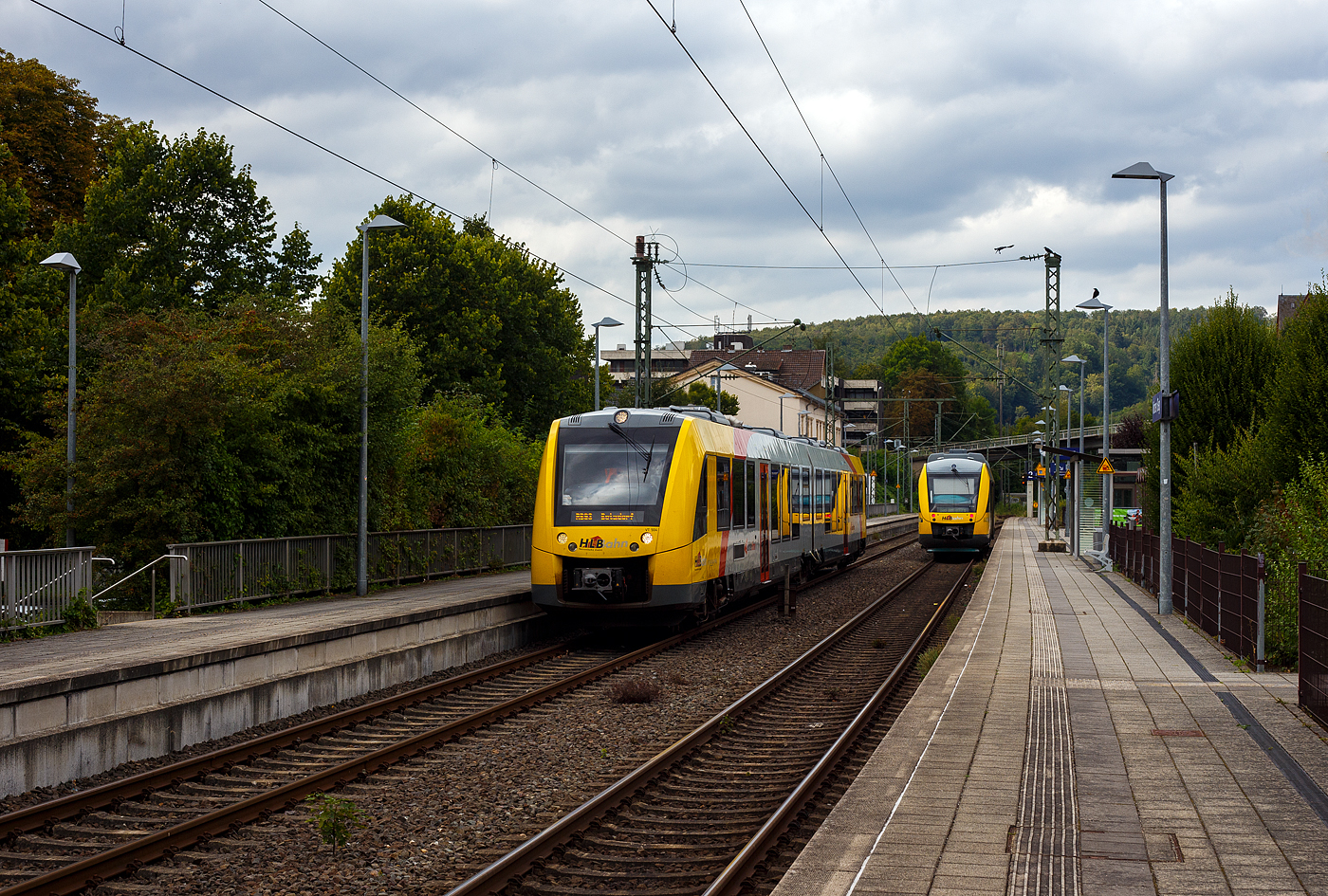Zugbegegnung Dieseltriebwagen der HLB (Hessische Landesbahn GmbH) der Linie RB 93  Rothaarbahn  (Betzdorf – Siegen – Bad Berleburg) am 20 August 2024 im Bahnhof Kirchen (Sieg). Links der VT 504(95 80 1648 104-5 D-HEB / 95 80 1648 604-4 D-HEB), ein Alstom Coradia LINT 41 der neuen Generation, der Linie nach Betzdorf (Sieg). Rechts der VT 210 95 80 0640 110-2 D-HEB), ein Alstom Coradia LINT 27, der Linie nach Bad Berleburg.

Der VT 504 (LINT 41) wurde von ALSTOM Transport Deutschland GmbH (vormals LHB) in Salzgitter-Watenstedt unter der Fabriknummer D041418-004 gebaut und im Juli 2015 n die HLB für den Standort Siegen ausgeliefert. Der VT 210 (LINT 27) wurde 2004 von ALSTOM Transport Deutschland GmbH (vormals LHB) in Salzgitter-Watenstedt unter der Fabriknummer 1187-010 für die vectus Verkehrsgesellschaft mbH gebaut, mit dem Fahrplanwechsel am 14.12.2014 wurden alle Fahrzeuge der vectus nun Eigentum der HLB.
