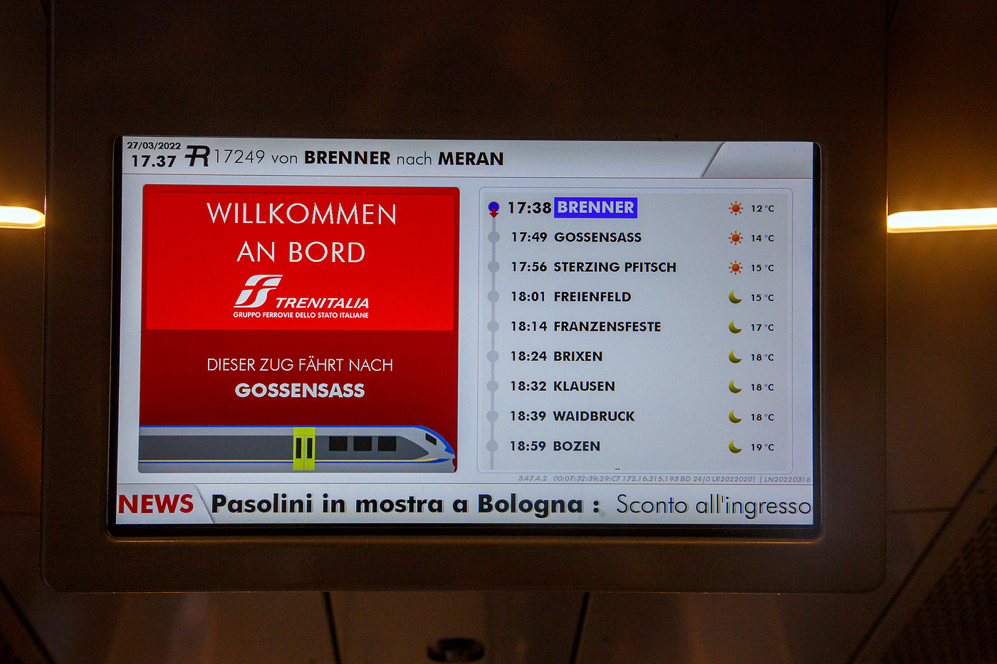 Zuglaufanzeige (auf Deutsch) des R 17249 (Brenner/Brennero via Bozen/Bolzano nach Meran/Merano), erbracht durch den Trenitalia Trentino „JAZZ“  ETR 526 015, hier am 27 März 2022 am Brenner/Brennero.