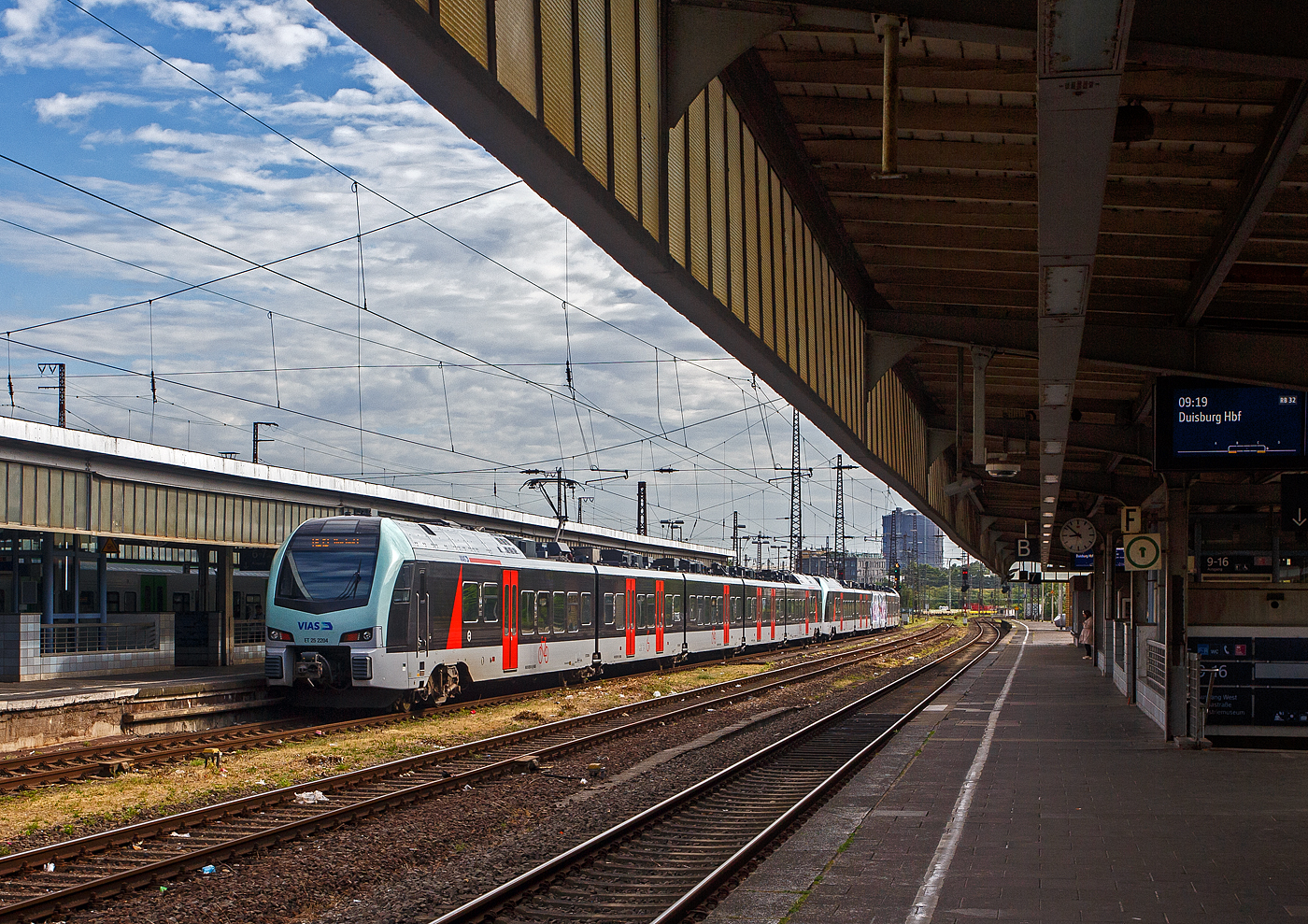 Zum Vergleich zu den langen 5-teiligen FLIRT³ XL der BR 3429, hier ein normaler (kurzer) 5-teiliger FLIRT³ der BR 1429. 
Zwei gekuppelte fünfteilige Stadler FLIRT³ der ZV VRR Eigenbetrieb Fahrzeuge und Infrastruktur (Essen) und durch die 	VIAS Rail GmbH betriebene haben am 24 Juni 2025 den Hauptbahnhof Oberhausen erreicht. 

Die beiden FLIRT fahren als RE 19 „Rhein-IJssel-Express“ (Düsseldorf – Oberhausen – Wesel, dort mit Flügelung nach Bocholt bzw. via Emmerich nach Arnheim). Der vordere Zug (hier im Bild rechts), der ET 25 2201 (94 80 1429 008-4 D-VIASR etc.) ein Einsystem-FLIRT fährt nur bis Emmerich. Eigentlich sollte dieser bis Arnhem fahren, aber wegen Fahrzeugmangel an MS – Mehrsystem FLIRT (geführt als ET 25 23xx / BR 2429) war es diese Tage nicht möglich. So fuhren wir auch mit einem ICE 3neo – Velaro MS der BR 408 direkt bis Utrecht. 

Der hintere Zug (hier im Bild links im Vordergrund), ET 25 2204 (94 80 1429 011-8 D-VIASR etc.) fährt, nach dem Flügeln in Wesel, dann nach Bocholt. 

Diese Stadler FLIRT³ sind Eigentum der ZV VRR Eigenbetrieb Fahrzeuge und Infrastruktur (Essen) und werden für die Verkehrsleistung der VIAS Rail GmbH zur Verfügung gestellt.

Stadler FLIRT 3, fünfteilig, der Baureihe 429:
Die Fahrzeuge der BR 1429 vom Typ STADLER Flirt³ sind nur 90.800 mm, anstatt der 106.200 mm in der XL-Ausführung. Zudem haben diese nur 7 Türen pro Fahrzeugseite. Der FLIRT verfügt über eine hohe Antriebsleistung (2.720 kW) und eine maximale Geschwindigkeit von 160 km/h. Die 5-Teiler haben 259 Sitzplätze, davon 32 in der 1. Klasse und 227 in der 2. Klasse.
