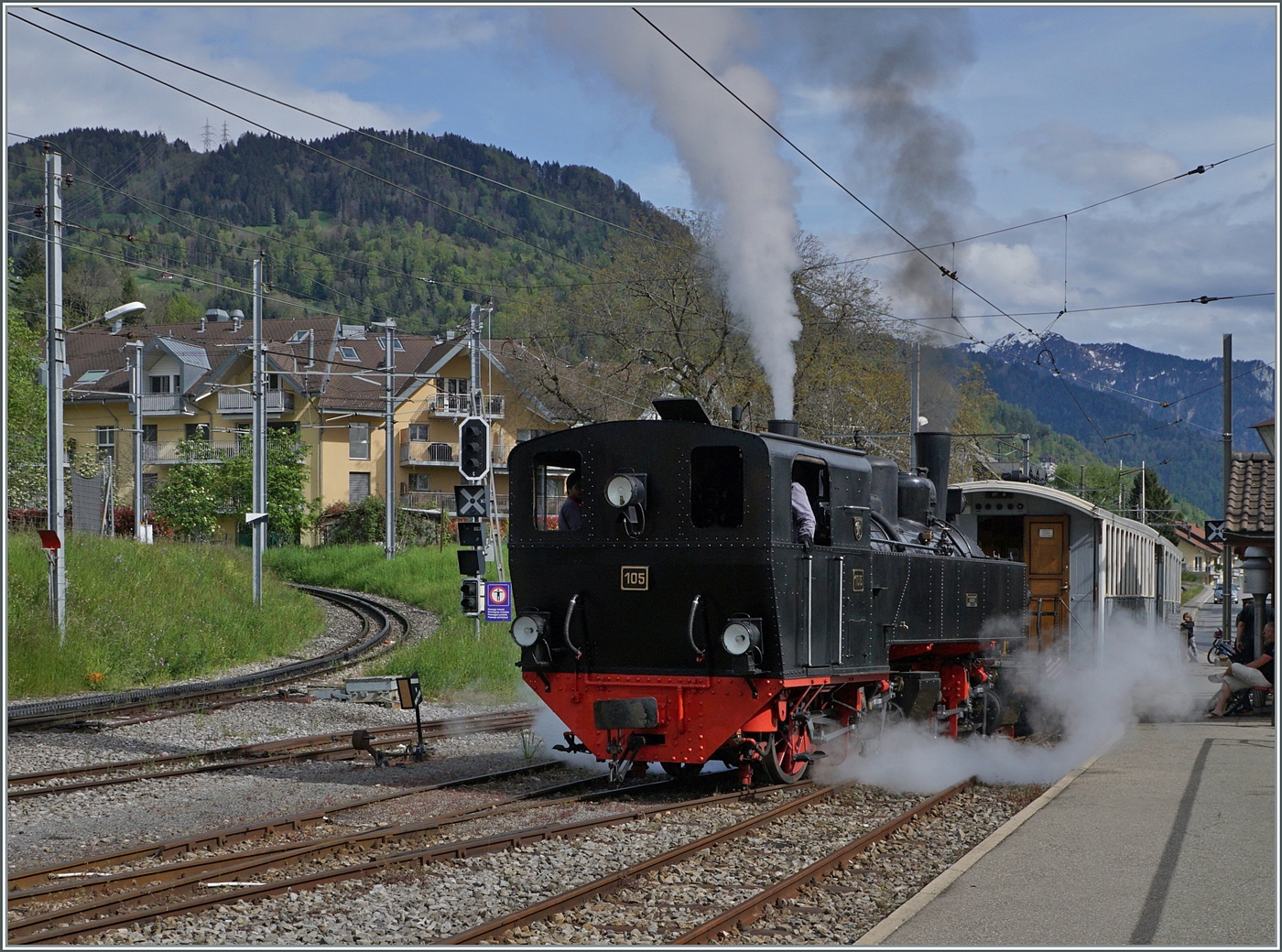 Zur Saisoneröffnung 2024 zeigt sich die SEG G 2x 2/2 105 in alter Frische in Blonay. 

5. Mai 2024