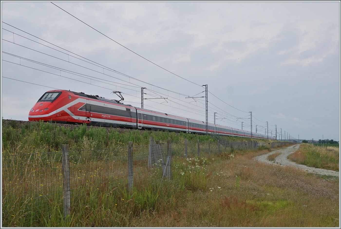 Zwei Bilder von FS Trenitalia ETR 500 in der  alten  Frecciarossa  Farbgegung zu sehen und wie auf diesem Bild in der aktualisierten Farbgebung wie auf dem folgenden Bild zu sehen auf er Schnellfahrstrecke Milano - Torino in der Nähe von Livorno Ferraris. Auf diesem Bild ist der FS Treniatlia ETR 500 050 als Frecciarossa FR 9587 von Torino (ab 10:00) nach Reggio di Calabria Centrale (an 21:14) auf der Schnellfahrstrecke bei Livorno Ferraris unterwegs.

15. Juni 2024
