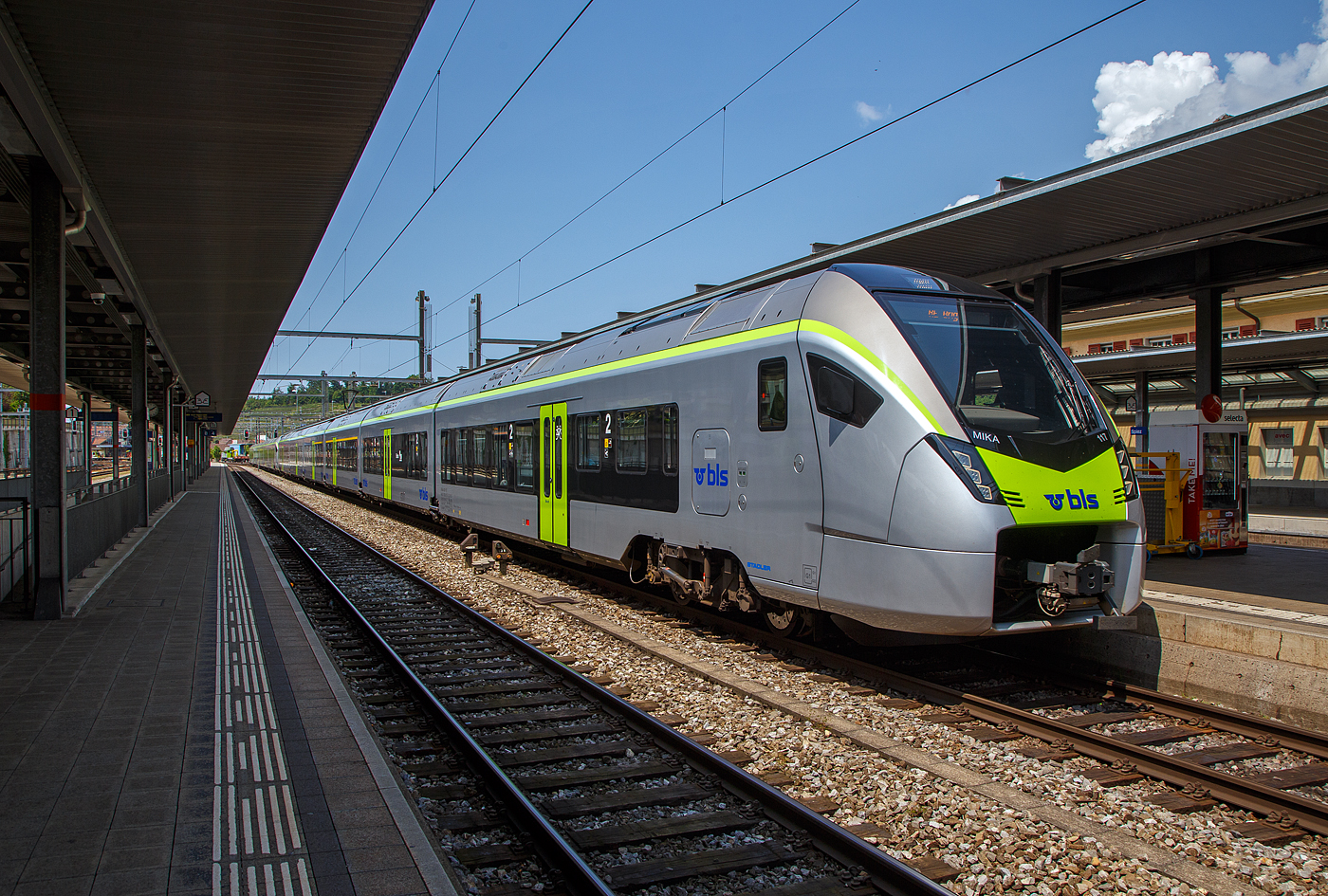 Zwei gekuppelte BLS MIKA, der MIKA 117 - RABe 528 117 (94 85 7528 117-x CH-BLS und der MIKA 102 - RABe 528 102 (94 85 7528 102-7 CH-BLS) erreichen, als RE noch Brig, am 28.05.2023 den Bahnhof Spiez. Die BLS RE fahren �ber die L�tschberg-Bergstrecke nach Brig.

Die BLS RABe 528 (auch unter dem Namen MIKA, kurz f�r moderner innovativer kompakter Allroundzug bekannt) ist ein Regioexpress- und S-Bahn-Zug der BLS und geh�rt zur neuen Flirt 4 Familie. Im Jahr 2021 wurden die ersten Z�ge in Betrieb genommen

Die BLS hatte im Jahr 2018 bei Stadler 52 neue Z�ge bestellt. Bereits w�hrend der Abwicklung des Auftrages wurde die Bestellung im Jahr 2020 um 6 Fahrzeuge erh�ht. Seit Mai 2021 sind die ersten Z�ge in den kommerziellen Betrieb. Die neuen Fahrzeuge werden bei BLS zur Abl�sung bestehender �lterer Fahrzeuge und zum Ausbau des Angebotes eingesetzt. Die sechsteiligen, einst�ckigen und rund 105 Meter langen Elektrische-Triebz�ge sind FLIRT-Fahrzeuge der neuesten Generation. Die neuen BLS-Z�ge weisen die FLIRT-typischen positiven Merkmale auf: Wagenkasten in Aluminium-Leichtbauweise, stufenlose Niederflur-Eing�nge mit Spalt�berbr�ckung, eine gro�z�gige, �bersichtliche Innenraumgestaltung und gro�e Mehrzweckfl�chen in den Eingangsbereichen. Dank den neuen Dachstromrichtern kann den Fahrg�sten im Innenraum mehr Platz zur Verf�gung gestellt werden. Mit den erstmals f�r Niederflur-Fahrzeuge entwickelten Jakobsmotordrehgestellen ist die neue FLIRT-Generation spurtstark und besonders auch f�r S-Bahn-Betrieb geeignet. Das neue von Stadler entwickelte Zugsicherungssystem GUARDIA sorgt bei den FLIRT (BLS-MIKAf�r die Sicherheit. Mit zwei verschiedenen Innenlayouts unterscheiden sich die Regional-Express (30 St�ck) und die S-Bahn (28 St�ck), welche die verschiedenen Bed�rfnisse der unterschiedlichen Benutzergruppen – Pendler, Gruppenreisen, Touristen und Wochenendausfl�gler – ber�cksichtigen. Die S-Bahn-Z�ge haben die doppelte Anzahl an Einstiegst�ren.

Der RegioExpress-MIKA wird mit einer T�r pro Wagenkasten und Seite gebaut, er ist mit einer Bistrozone mit Snack- und Kaffeeautomaten ausgestattet. Er �hnelt von der Ausstattung her dem Traverso der S�dostbahn (SOB). Die S-Bahn-Version besitzt jeweils 2 T�ren pro Wagenkasten und Seite und hat zudem das Logo der S-Bahn Bern aufgedruckt.

TECHNISCHE DATEN (RegioExpress-MIKA / RABe 528.1):
Anzahl Fahrzeuge: 30 (und 28 S-Bahn Z�ge)
Spurweite: 	1.435 mm (Normalspur)
Achsanordnung: Bo'Bo'2'2'2'Bo'Bo
L�nge �ber Kupplung: 104.900 mm  
Fahrzeugbreite: 2.820 mm 
Fahrzeugh�he: 4.260 mm 
Achsabstand im Drehgestell: 2.700 mm 
Triebraddurchmesser an den Enddrehgestellen:  870 mm (neu)
Triebraddurchmesser an den Jakobsmotordrehgestellen: 760 mm (neu)
Laufraddurchmesser: 760 mm (neu)
Fahrzeuggewicht: 182 t
Fu�bodenh�he Niederflur am Einstieg: 600 mm 
Fu�bodenh�he Hochflur: 1.145 mm 
Einstiegbreite (T�rbreite): 1.300 mm
Dauerleistung am Rad: 2.000 kW
Max. Leistung am Rad: 3.500 kW
Max. Zugkraft: 300 kN
Anfahrbeschleunigung 1,3 m/s�
H�chstgeschwindigkeit:160 km/h
Kleinster befahrbarer Gleisbogen: R 90 m
Sitzpl�tze: 275, davon 46 in der 1. Klasse, 196 in der 2. Klasse sowie 33 Klappsitze
Rollstuhlpl�tze: 2
Stehpl�tze (4 P. /m �): 200
Speisespannung: 15 kV AC, 16.7 Hz
