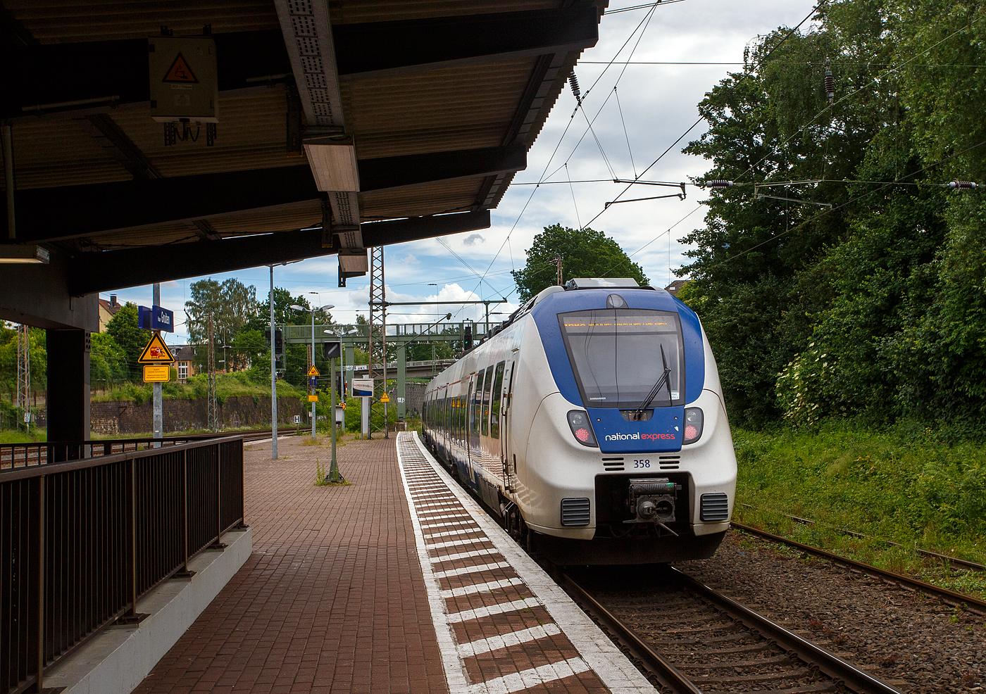 Zwei gekuppelte Bombardier Talent 2 verlassen am 26 Mai 2024, als RB 48 „Rhein-Wupper-Bahn“ (Bonn-Mehlem – Bonn Hbf - Köln Hbf - Solingen Hbf - Wuppertal Hbf - Wuppertal-Oberbarmen),  den Bahnhof Haan-Gruiten und fahren weiter in Richtung Wuppertal.

Vorne der dreiteilige Talent 2 – 9442 157 / 9442 657 und hinten der fünfteilige Talent 2 – 9442 358 / 9442 858. Betrieben wird die Linie von der National Express Rail GmbH (Düsseldorf) über die auch die Triebzüge eingestellt (D-NXG) sind, Eigentümer der Triebzüge ist aber der ZV VRR Eigenbetrieb Fahrzeuge und Infrastruktur. Die beiden Bombardier Talent 2 wurden 2015 von der Bombardier Transportation GmbH in Hennigsdorf gebaut. 

Familie von Triebzügen des Herstellers Bombardier Transportation. „Talent“ ist ein Akronym für Talbot leichter Nahverkehrs-Triebwagen. Der Talent 2 ist mit dem ursprünglich vom Unternehmen Talbot in Aachen entwickelten und gebauten Triebwagen Bombardier Talent technisch nicht verwandt.
