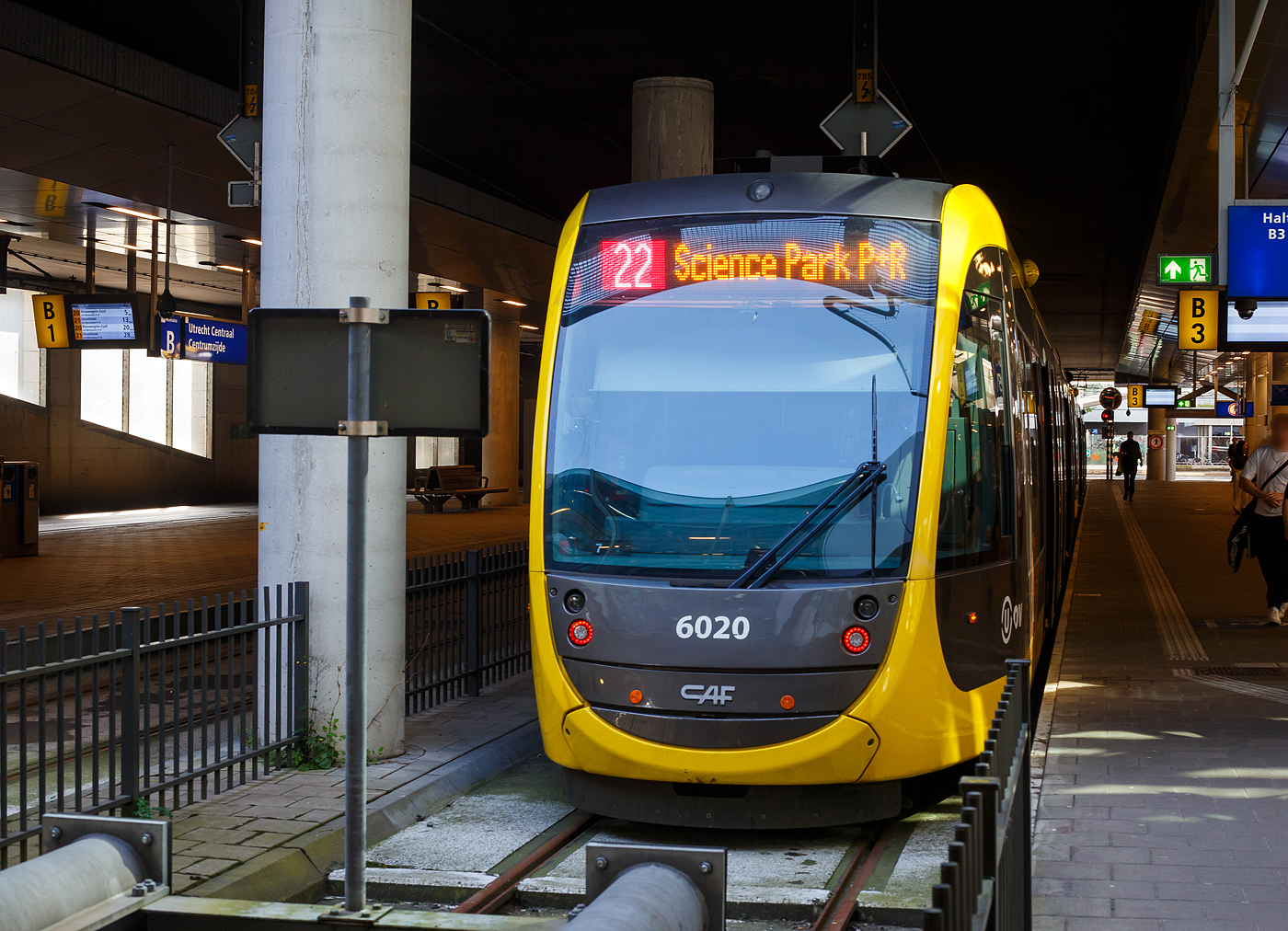 Zwei gekuppelte CAF Urbos 100, vorne der fünfteilige 6020 gekuppelt mit einem siebenteiligen 60xx, der Stadtbahn Utrecht (Utrechtse sneltram), Betreiber U-OV, am 29 April 2025, als Linie 22 zum Science Park P&R, an der Station Utrecht Centraal Centrumzijde (Utrecht Hbf). Hier an dem Gleis B3 (wie auch Gleis B4) muss der Triebwagenzug Kopf machen (Fahrtrichtungswechsel).