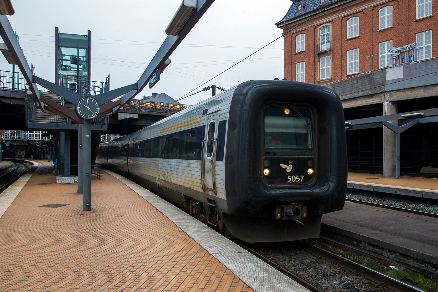 Zwei gekuppelte dreiteilige Dieseltriebz�ge der DSB-Baureihe MF (IC 3), MFA 5047 / FF 5447/ MFB 5247 und MFA 50xx / FF 54xx / MFB 50xx, verlassen  als IC/EC am 20 M�rz 2019 den Hauptbahnhof Kopenhagen (K�benhavns Hovedbaneg�rd). 