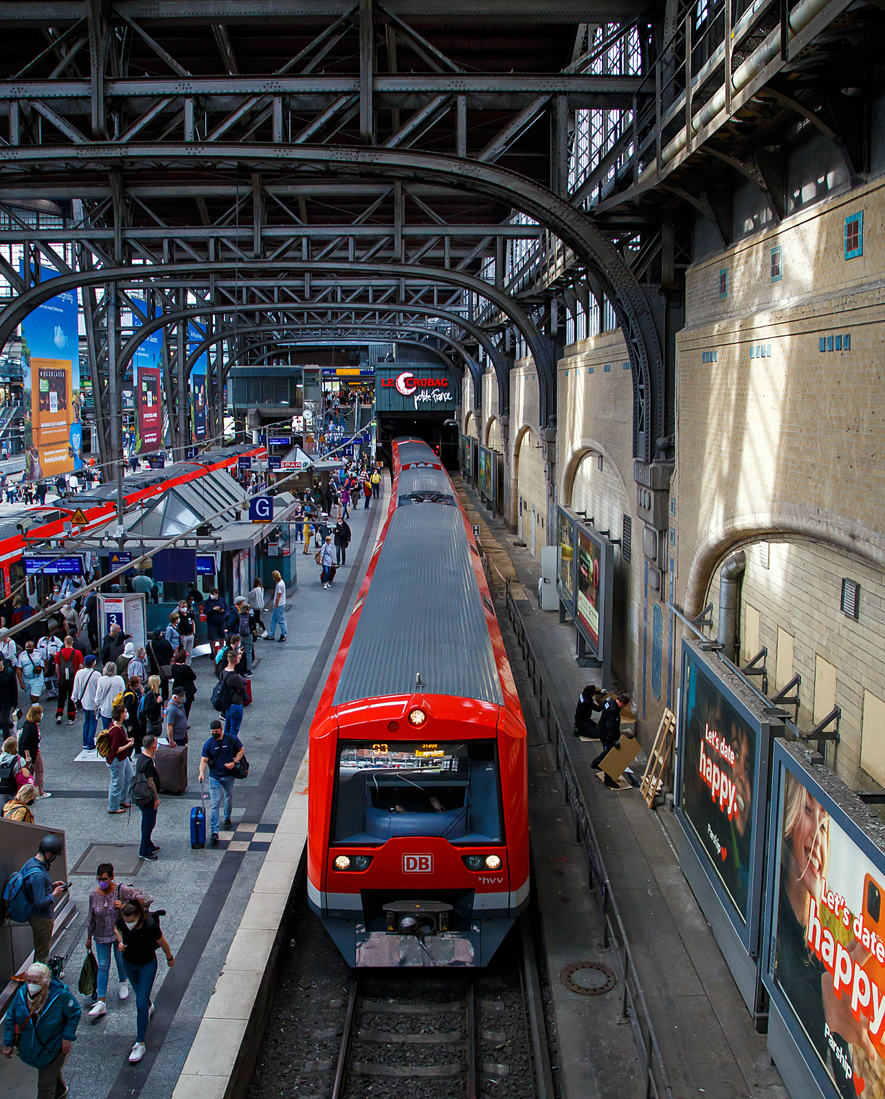 Zwei gekuppelte dreiteilige ET der Baureihe 474.3/874.3  in Mehrsystemausführung 474.3 der S-Bahn Hamburg erreichen, als Linie S3 von Pinneberg nach Neugraben, am 16 Mai 2022 den Hauptbahnhof Hamburg. Einen lieben Gruß an den netten Tf zurück.

Die Mehrsystemausführung 474.3 erkennt man hier gut an dem Stromabnehmer für die Oberleitung auf dem Mittelwagen.
 
Bei der Baureihe 474/874 handelt es sich um einen Elektrotriebwagen speziell für das Hamburger S-Bahn-Netz. Sie sind die jüngsten Fahrzeuge der Hamburger S-Bahn. Die Wagenkästen wurden weitgehend aus nichtrostendem Edelstahl hergestellt. Sie ermöglichen durch ihre niedrige Fußbodenhöhe den bequemen, stufenlosen Einstieg. Mit modernem Fahrzeugdesign, ansprechender Gestaltung des Fahrgastraumes und neuester rechnergesteuerter Drehstrom-Antriebstechnik leistet diese Baureihe einen wichtigen Beitrag zur Steigerung der Attraktivität des Hamburger Nahverkehrs.

Die erste Serie von 45 Fahrzeugen wurde 1994 bei Linke-Hofmann-Busch als Konsortialführer des Konsortiums Linke-Hofmann-Busch (Mechanischer Anteil) und der damaligen ABB Henschel AG (Elektro- und Leittechnik) in Salzgitter  bestellt und ab 1996 ausgeliefert. 

Die Baureihe 474 stellt bei der Hamburger S-Bahn einen Generationswechsel bei den Fahrzeugen dar. Die Stromeinspeisung erfolgt wie bisher über eine seitlich bestrichene Stromschiene, die an der Seite des Gleises angebracht ist. Die Fahrzeuge werden über diese Stromschiene mit Gleichstrom der Spannungsebene 1.200 V versorgt. Als Antriebe kommen erstmals flüssigkeitsgekühlte Drehstrom-Asynchronmaschinen, die über ein zweistufiges Getriebe mit den Achsen verbunden sind, zum Einsatz. Zum Betrieb der Asynchronmaschinen am Gleichstromnetz werden flüssigkeitsgekühlte GTO-Wechselrichter verwendet. Die Fahrzeuge der Baureihe 474 sind für eine Höchstgeschwindigkeit von 100 km/h zugelassen. Sie sind durchgängig von Rechnern gesteuert, die die bisher in den älteren Hamburger Baureihen 470 und 472 vorherrschende konventionelle Steuerung ablösten. Die Steuerdaten werden nicht mehr über Einzelleitungen, sondern über serielle Bussysteme (Fahrzeugbus ist DVB, Zugbus ist WTB) übertragen. Daher ist nicht möglich, die Fahrzeuge der älteren Baureihen mit denen der Baureihe 474 in gemischten Einheiten zu fahren. Die Fahrzeuge sind, wie ihre Vorgängertypen, mit einer Scharfenbergkupplung ausgestattet, die so beschaffen ist, dass über eine Adapterkupplung eine mechanische Kupplungsmöglichkeit (beispielsweise für Abschleppvorgänge) mit den Vorgängerbaureihen besteht.

Die Mehrsystemausführung 474.3
In den Jahren 2006 und 2007 wurde die Serie 474.3 ausgeliefert, die sich aus neun Neubaufahrzeugen und 33 aus bereits vorhandenen Fahrzeugen der zweiten Serie umgebauten Zügen zusammensetzt. Die Fahrzeuge sind zusätzlich für Oberleitungsbetrieb mit Bahnstrom 15 kV 16,7 Hz ausgerüstet. Dazu erhielten die Mittelwagen einen Stromabnehmer für die Oberleitung sowie die gesamte Hochspannungsausrüstung einschließlich der Vierquadrantensteller, die aus dem heruntertransformierten Wechselstrom des Fahrdrahtes den für den Fahrbetrieb benötigten Gleichstrom erzeugen und eine Rückspeisung der Bremsenergie ins Bahnstromnetz ermöglichen. Der 15-kV-Stromabnehmer wird bei der Baureihe 474.3 zur Unterscheidung von den Seitenstromabnehmern für den Gleichstrombetrieb ausschließlich als Pantograph bezeichnet.

TECHNISCHE DATEN:
Hersteller:  Der mechanische Anteil von LHB, jetzt Alstom Transport Deutschland und die Traktionsausrüstung von Adtranz, jetzt Bombardier
Baujahr: 2006/2007 (Einsystemzüge 1996–2001)
Spurweite:  1435 mm (Normalspur)
Achsformel: Bo’Bo’+2’2’+Bo’Bo’
Länge über Kupplung: 65.560 m
Höhe: 3.720 mm
Breite: 3.008 mm
Drehzapfenabstand: 16.190 mm (ET), 13.280 mm (Mittelwagen)
Achsstand  im Drehgestell: 2.300 mm (ET), 1.800 mm (Mittelwagen)
Leergewicht: 106 t  
Höchstgeschwindigkeit: 100 km/h
Stundenleistung:  920 kW
Beschleunigung:  1,0 m/s²
Bremsverzögerung: 0,7 m/s² (E-Bremse), 1,2 m/s² (Schnellbremsung)
Treibraddurchmesser:  855 mm (neu) / 780 mm (abgenutzt)
Laufraddurchmesser: 850 mm (neu) /  770 mm (abgenutzt)
Stromsystem: 1200 V DC über seitliche, von der Seite bestrichene Stromschiene, oder 15 kV 16,7 Hz AC über Oberleitung
Anzahl der Fahrmotoren: 8
Kupplungstyp: Scharfenbergkupplung
Sitzplätze:  208
Stehplätze: 306
Fußbodenhöhe:  1.035 mm
